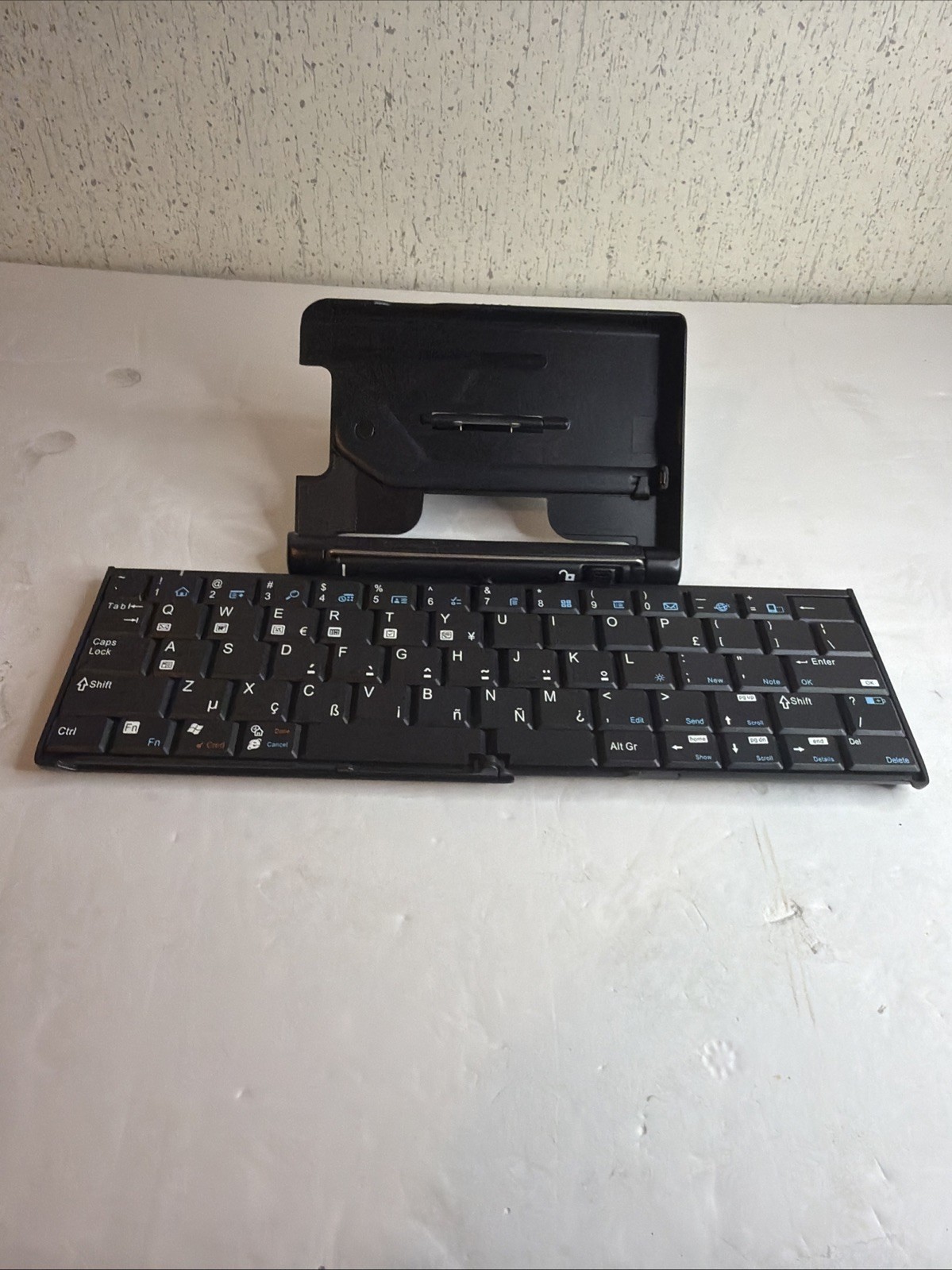 Palm One 3169WW Universal Wireless Folding Keyboard Portable Travel Keyboard