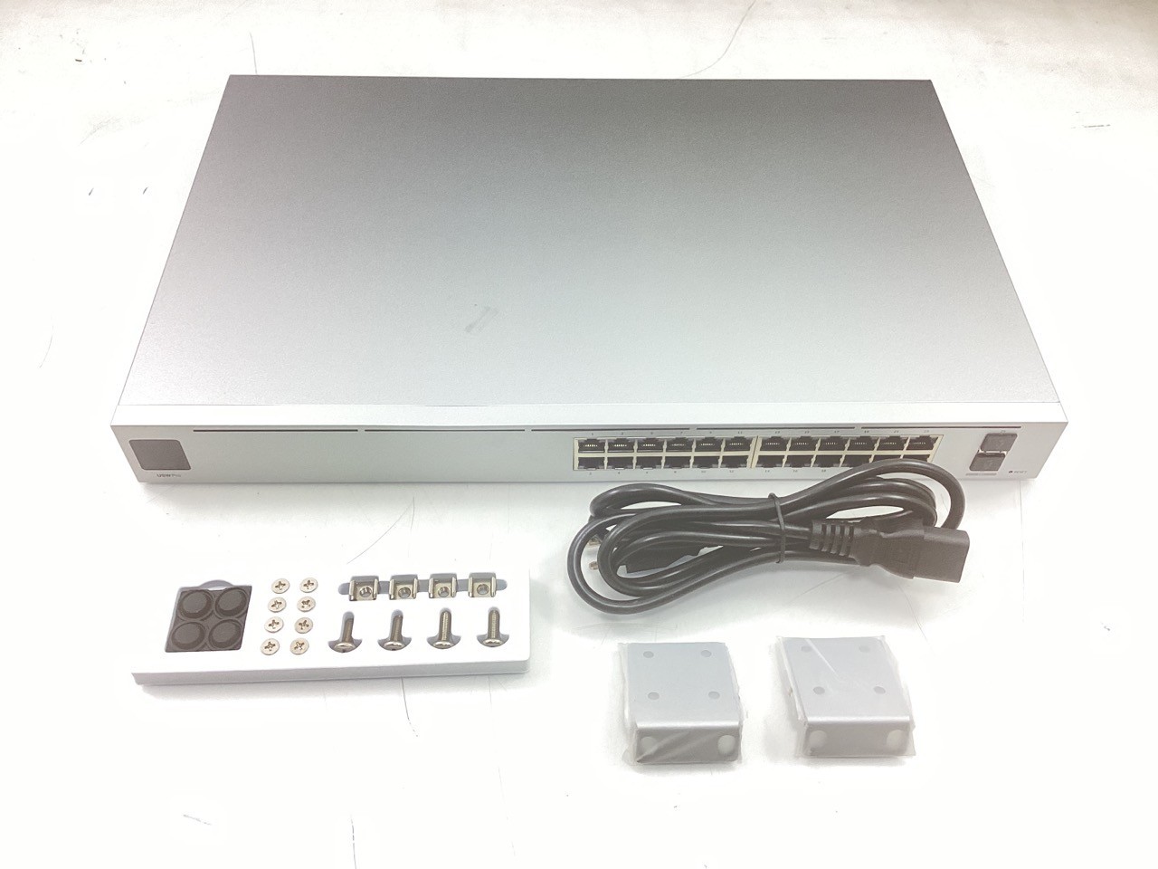 Ubiquiti UniFi Switch USW Pro 24-Port - Managed, Layer3, SFP+ (USW-PRO-24)