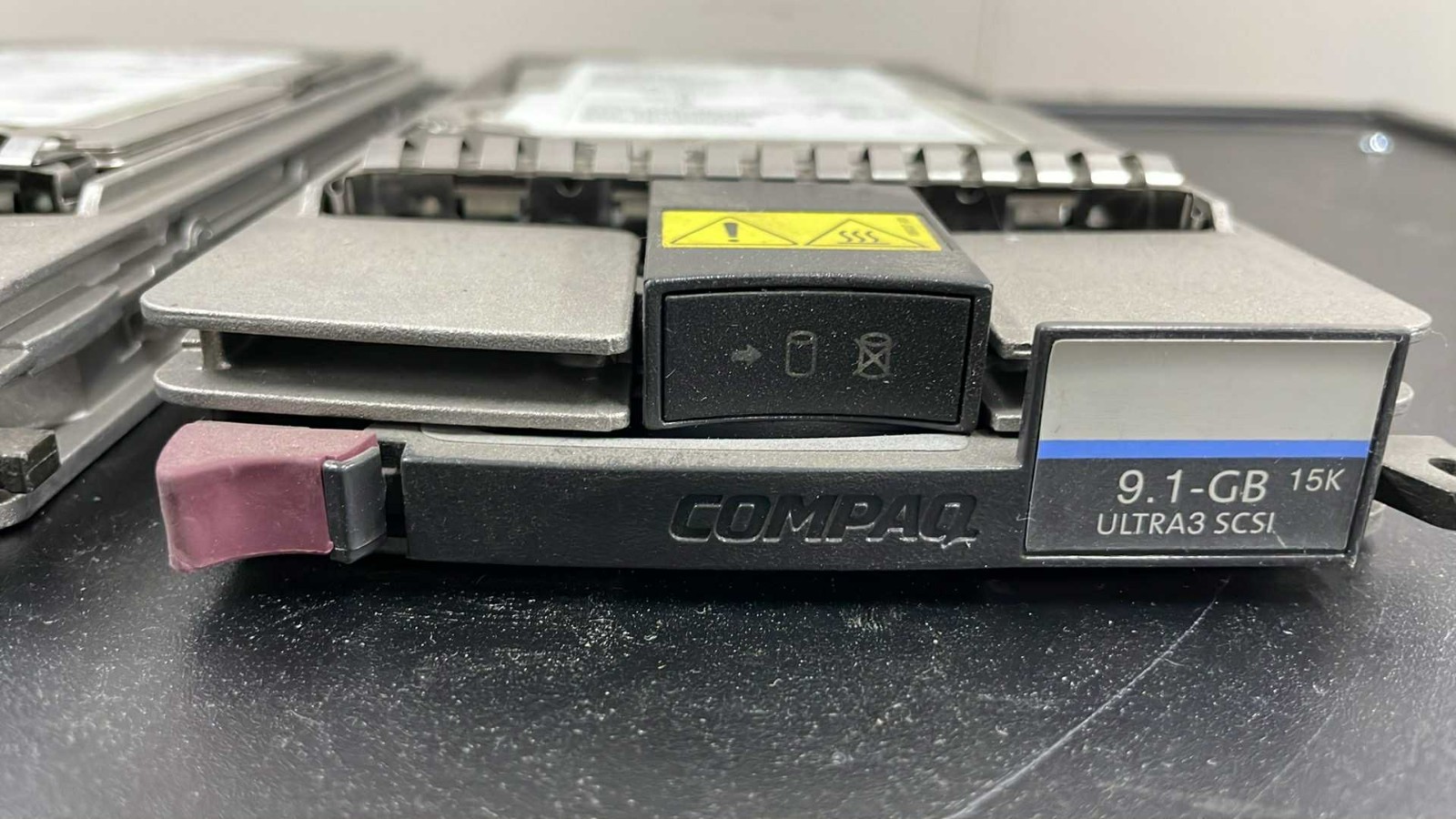 Compaq Proliant 9GB 15K SCSI UW3 HOT SWAP HARD DRIVE W TRAY f 1850R DL380 G2 G3