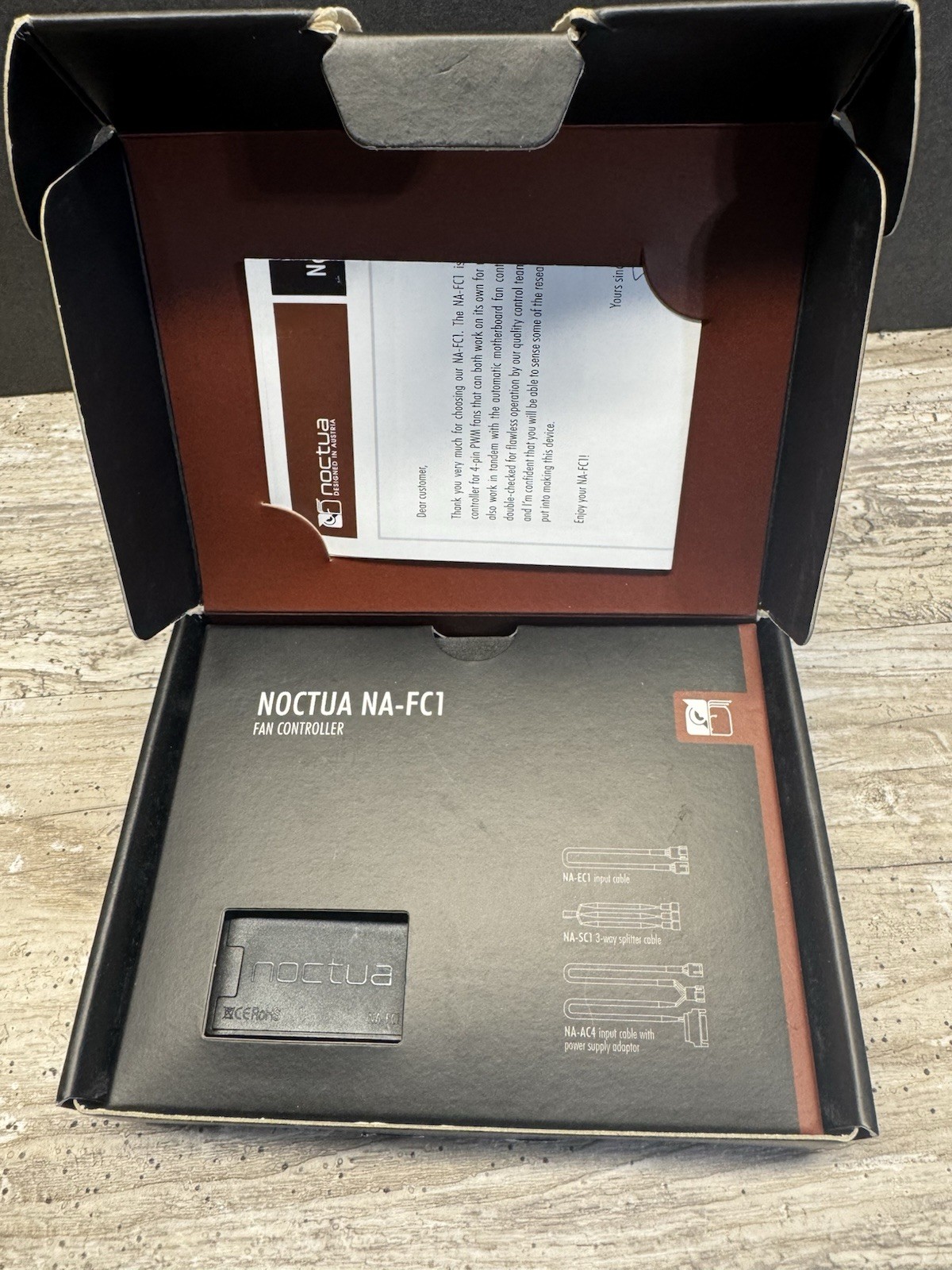 Noctua Compact PWM Fan Controller for 4 Pin Fans with 3-Way Splitter - NA-FC1