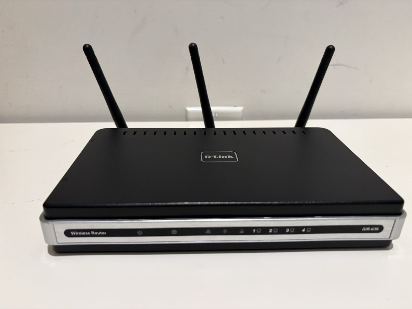 D-Link Model DIR-635 4 LAN Ports 1 Internet Port Router /w Ethernet Adapter