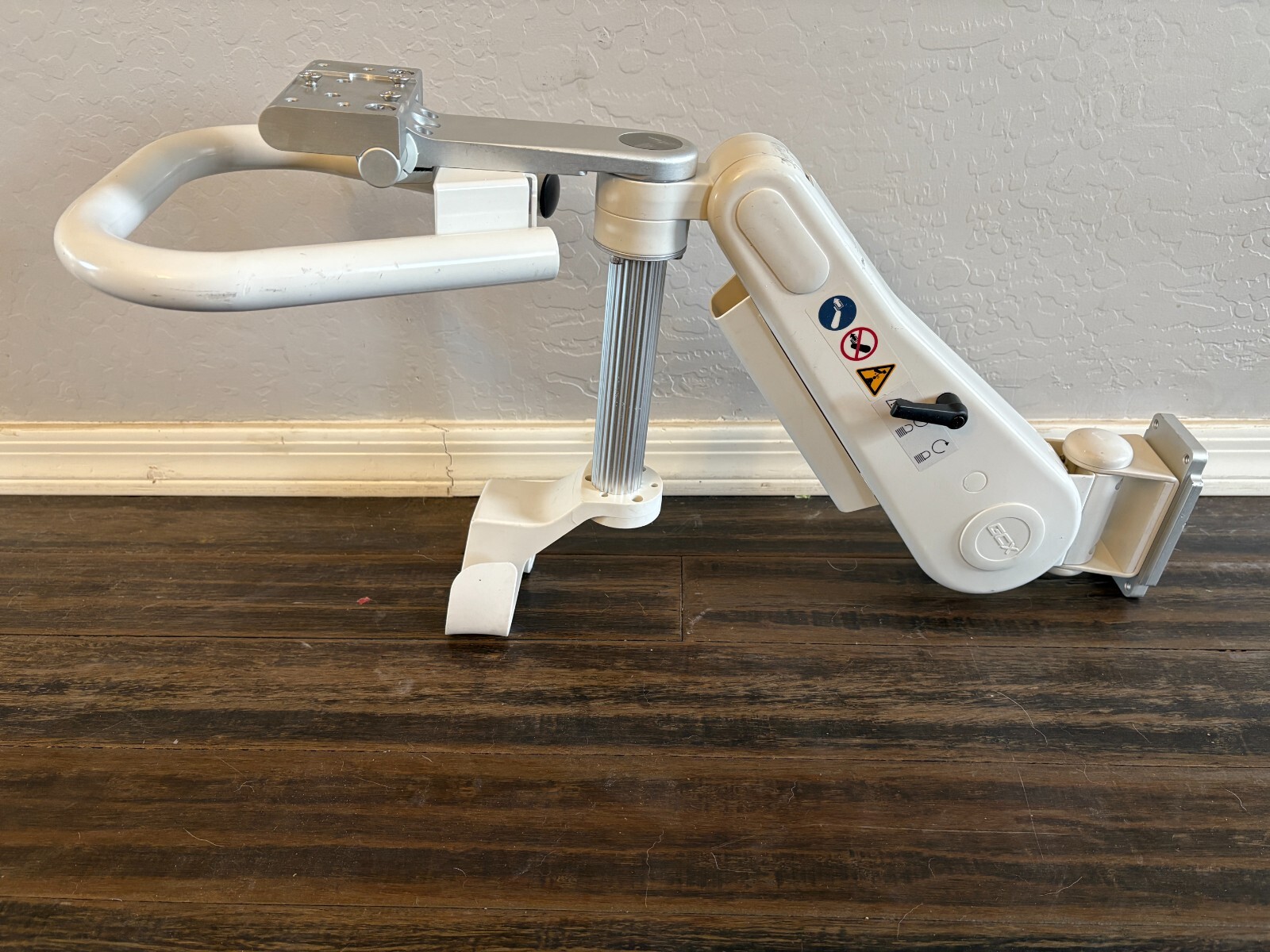 GCX WS-0001 Monitor Arm Maximum Load: 30 lbs/ 14 kg mounting adjustable