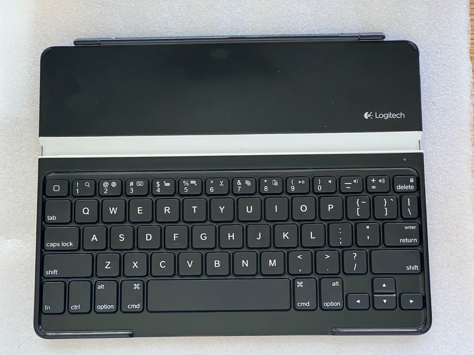Logitech Ultrathin Keyboard Cover Y-R0032 for iPad 2nd 3rd 4th Gen. - No Cable