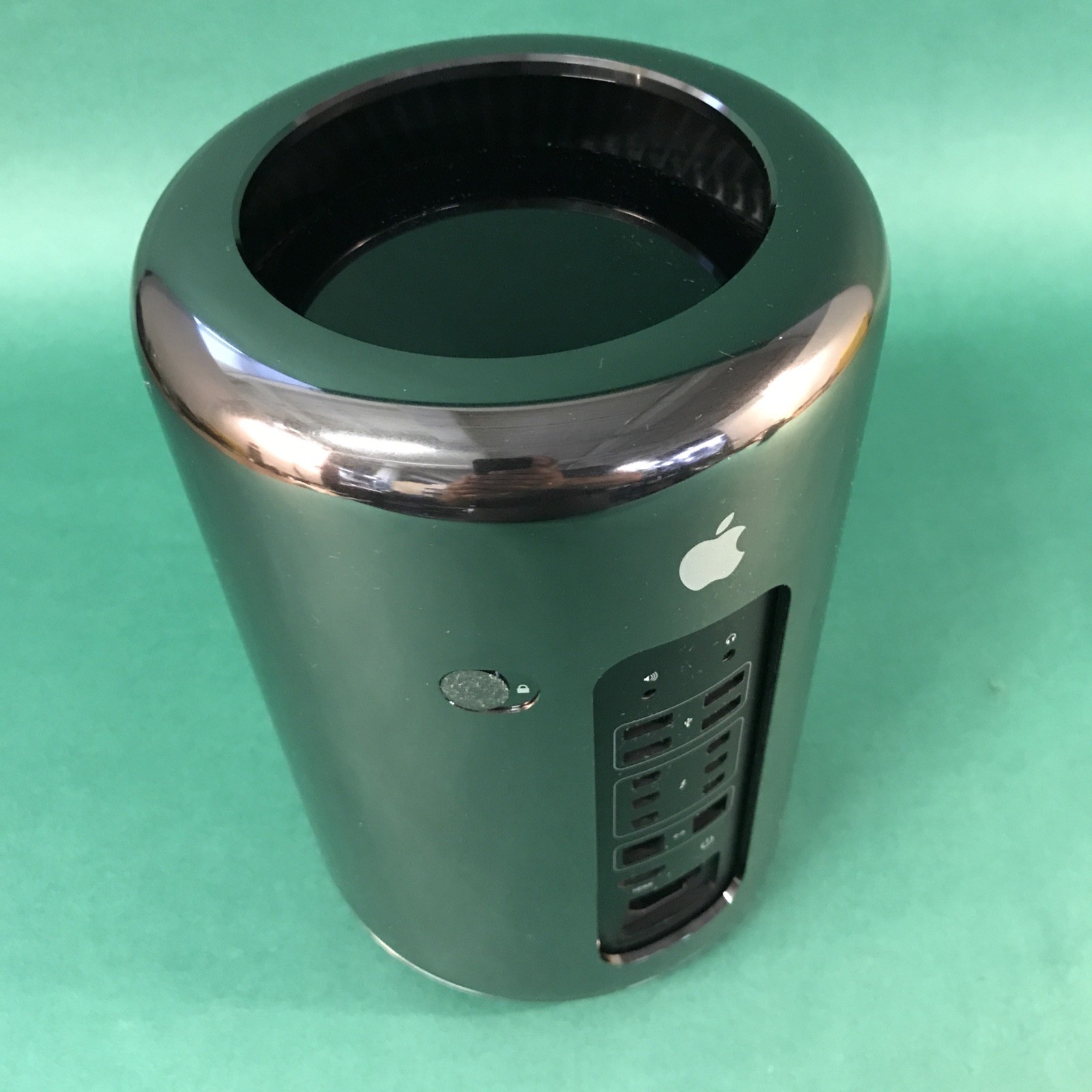 2013 Apple Mac Pro 3.7GHz Quad-Core Xeon  32GB RAM  512GB SSD A1481