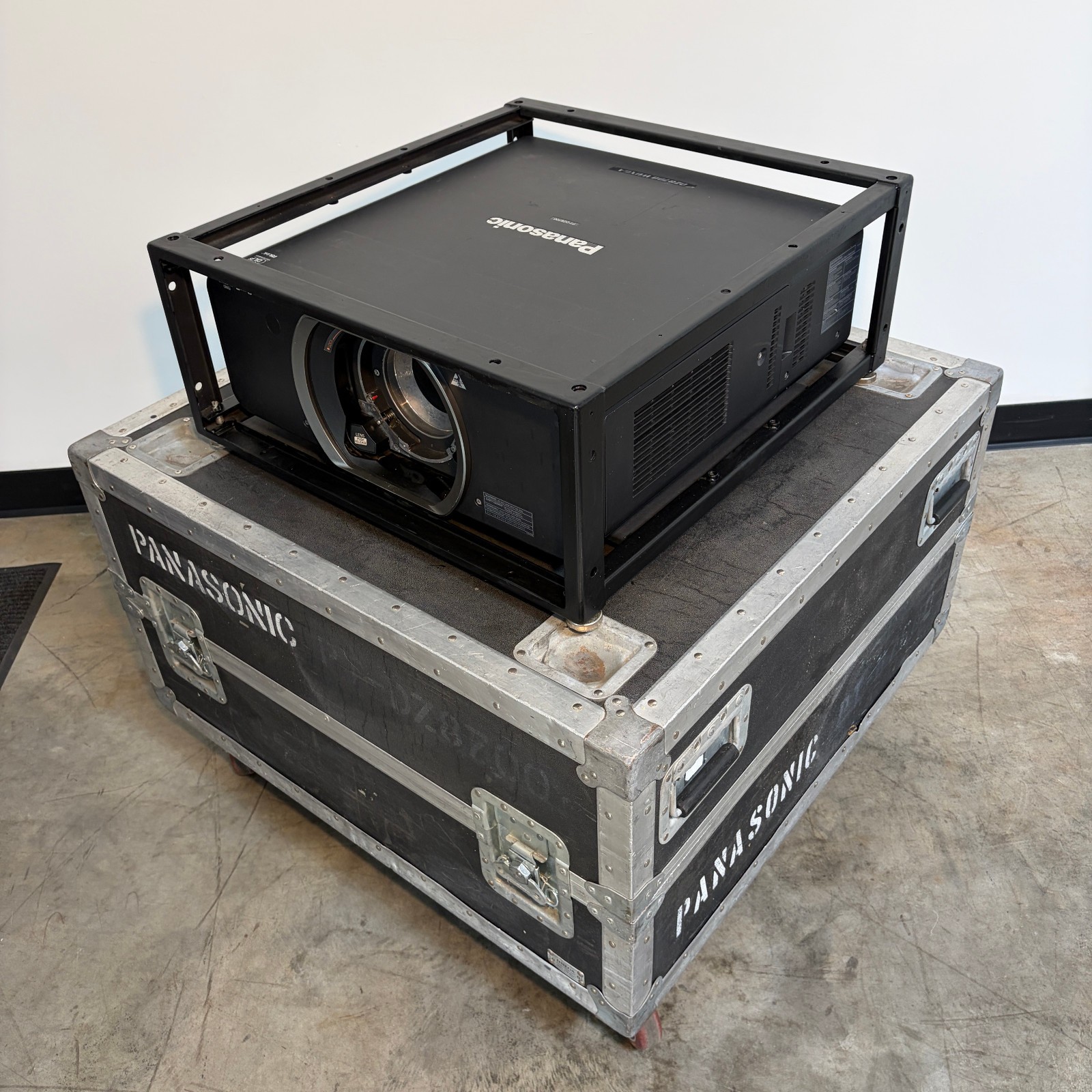 Panasonic PT-DZ8700 10K Lumen WUXGA 3DLP Projector w/ Case Cage Tested No Lens