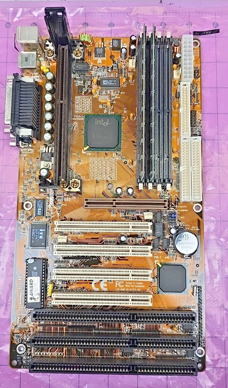 Shuttle HOT-637 637V31 Slot 1 SDRAM AGP 3x ISA Intel i440LX Vintage Motherboard