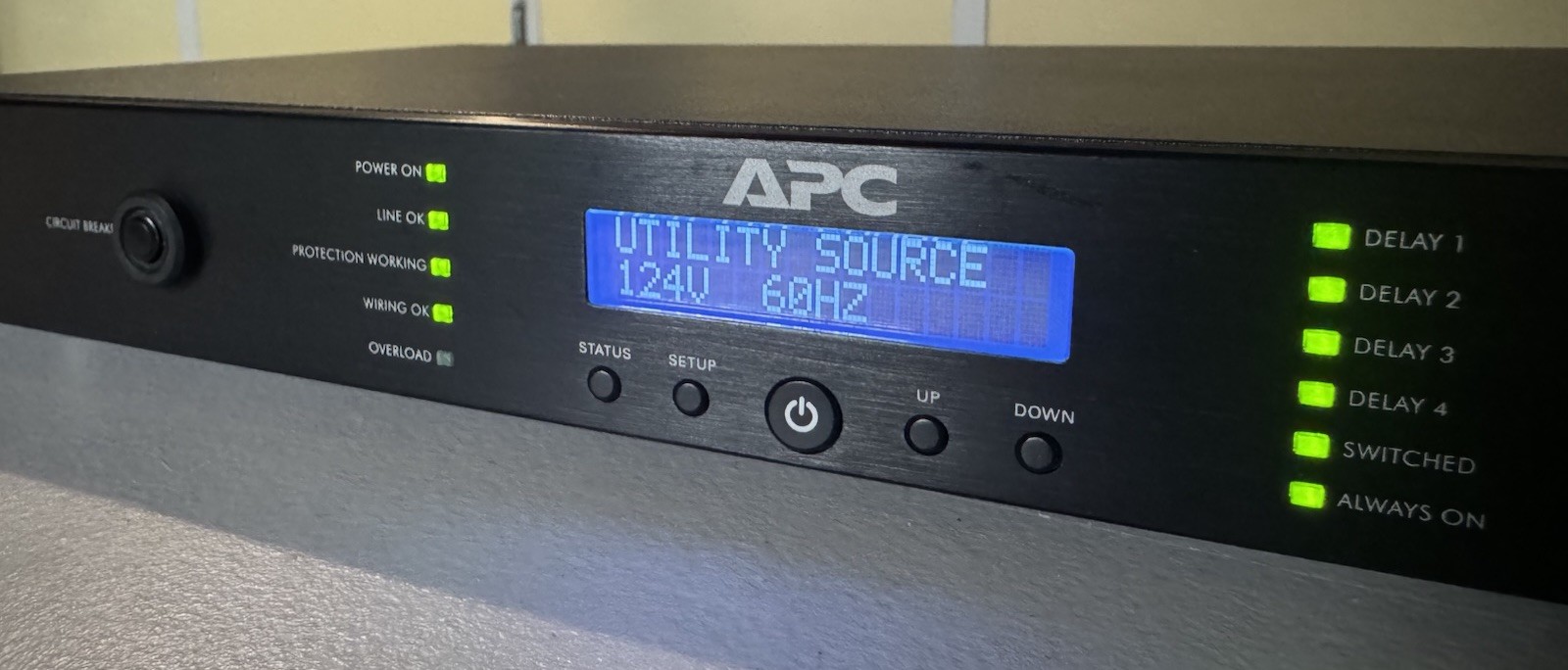 APC 8-Outlet Power Distribution Panel 120V 15A Switched Delay Always On Outlets