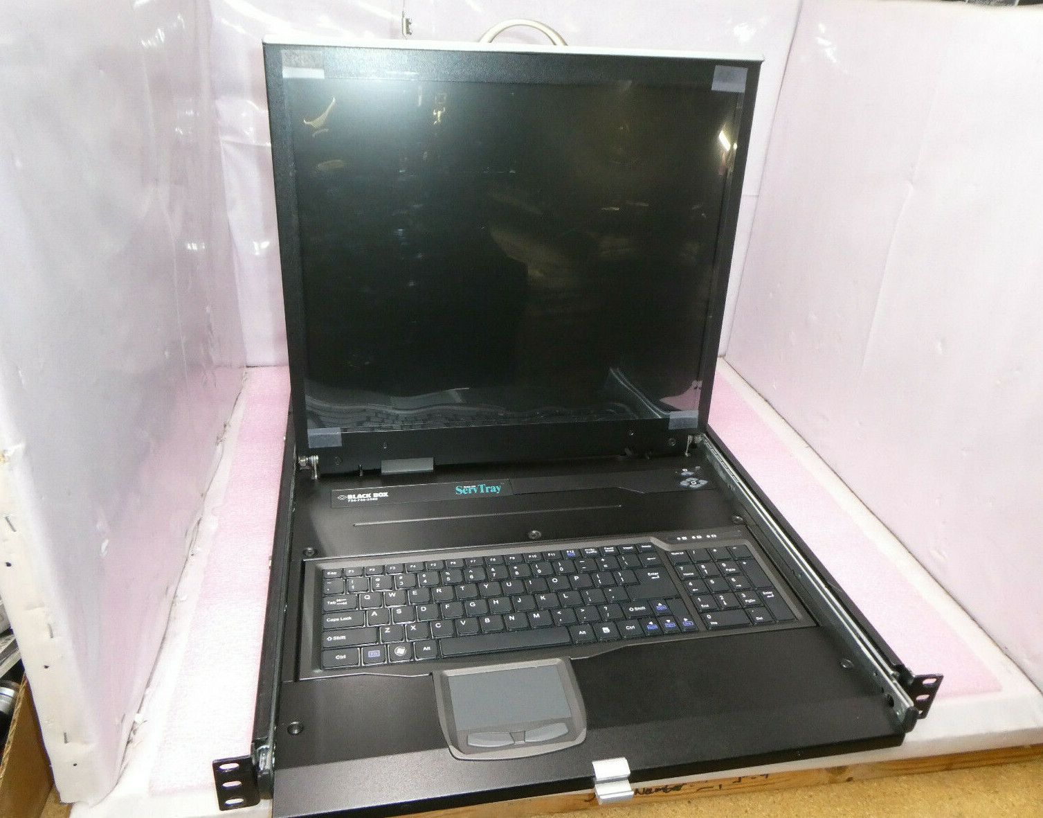 Black Box KVT419A-R4KV ServTray Station / 19" / 8-Port / USB / PS/2 / KVT4S8UV