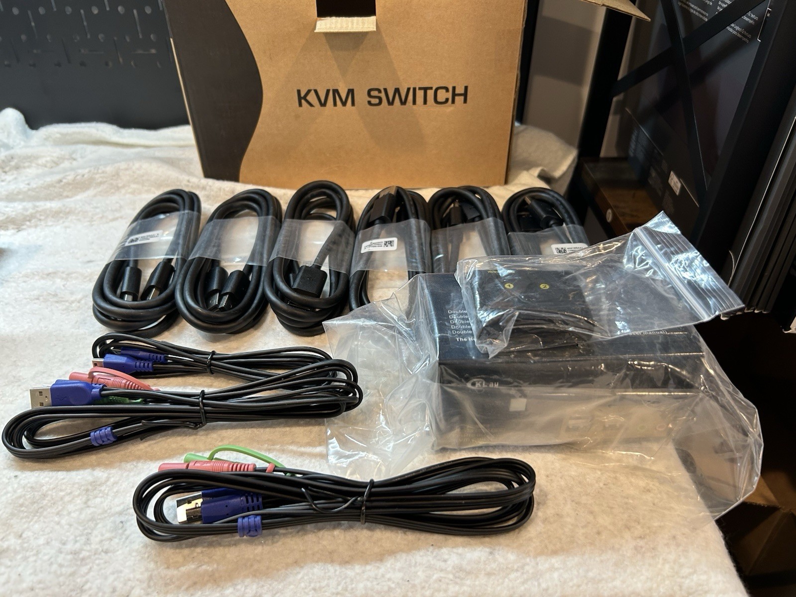 CKLau 2 Port USB 3.0 Triple Monitor KVM Switch DP 1.4 CKL-623DP, Opened Box