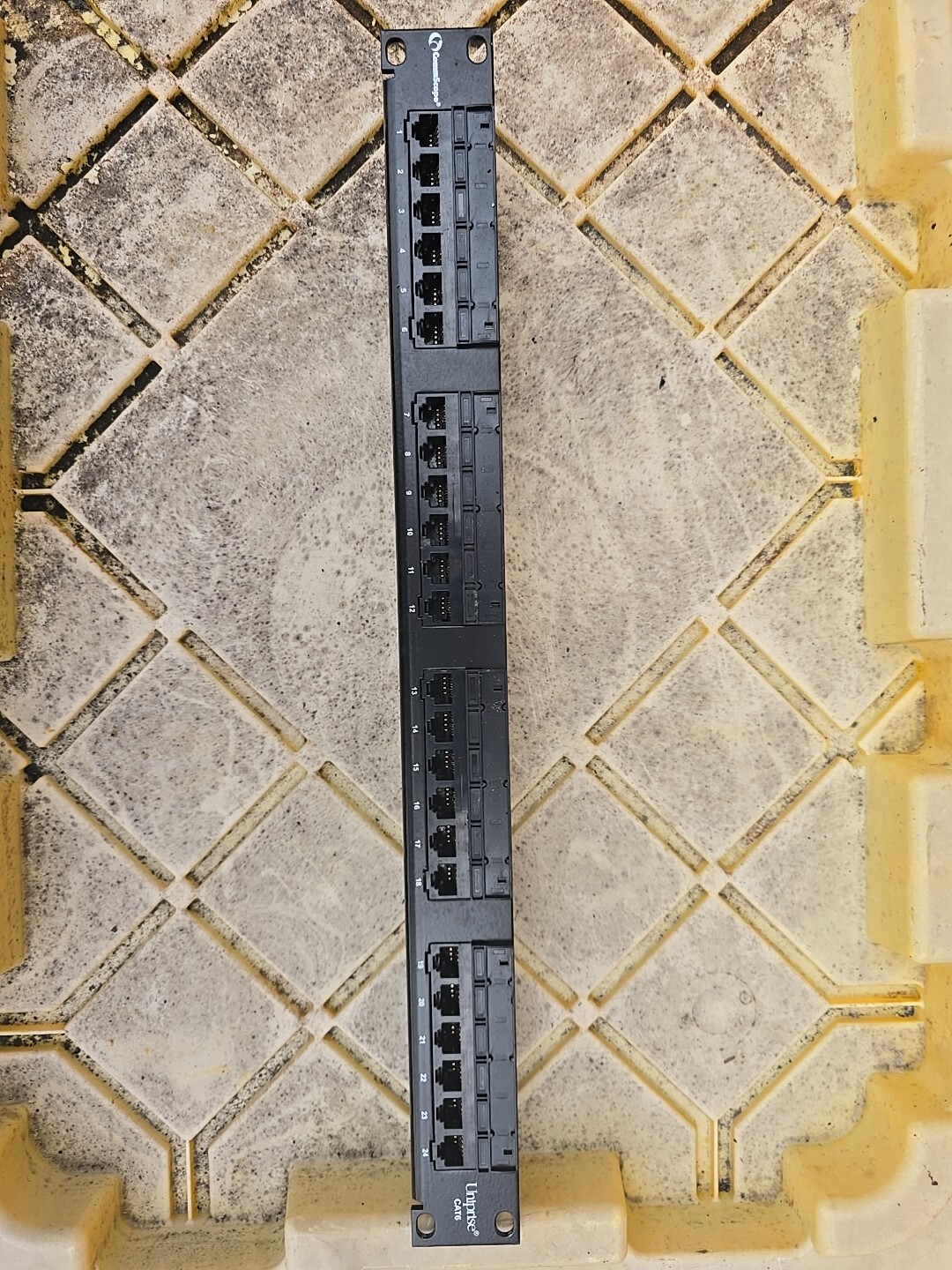 COMMSCOPE UNIPRISE SOLUTIONS UNP-6A-DM-1U-24 760162800  6a 24 Port Patch Panel