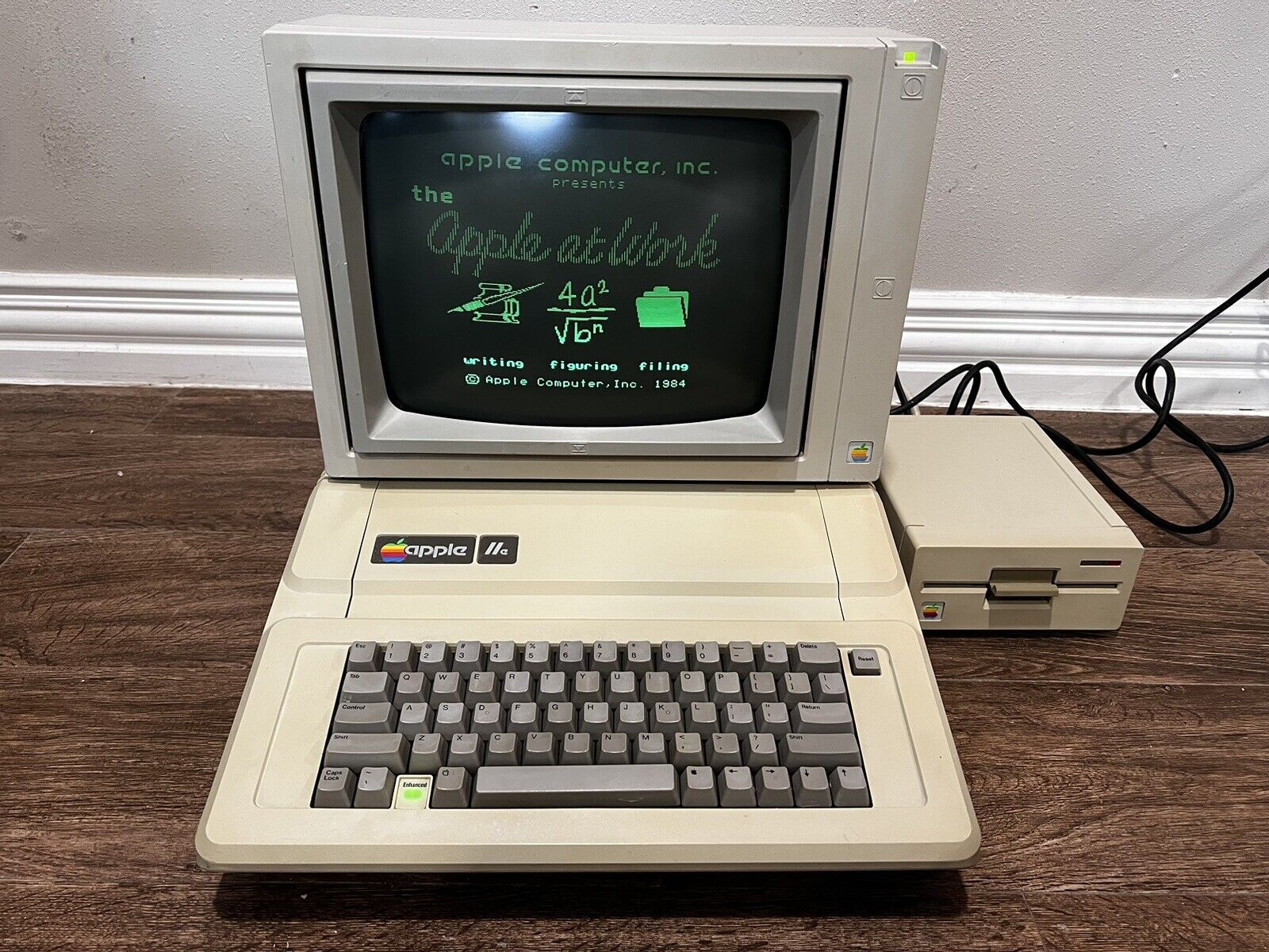 Apple IIe Enhanced Computer A2S2064  Monochrome Monitor A2M6017 Unidisk Drive