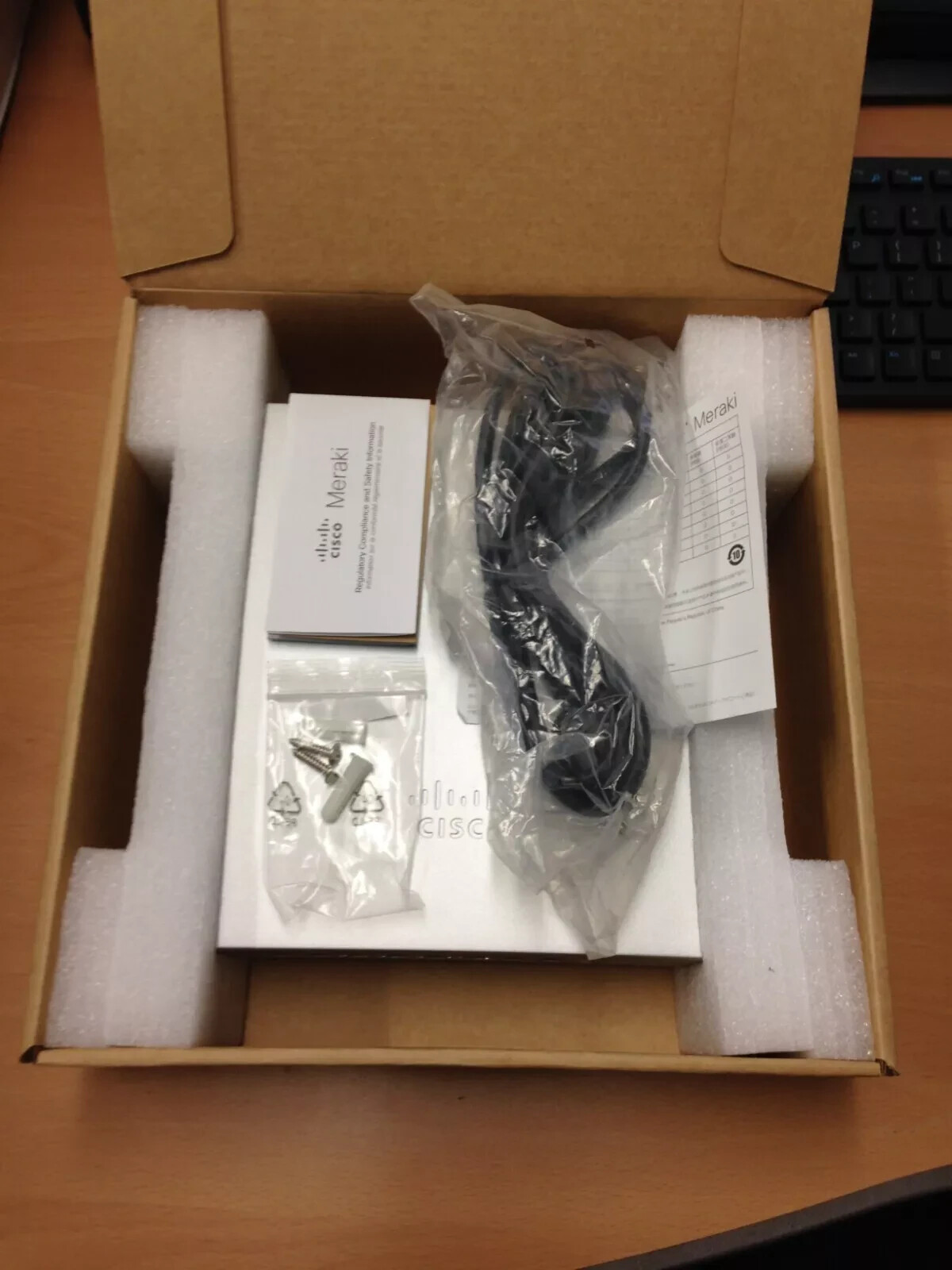 Cisco Meraki MS220-8P Cloud Managed Switch 8-Port Gigabit PoE 8x 1GbE OPEN BOX