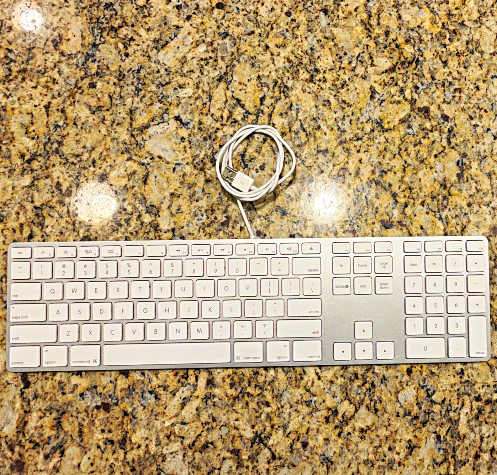 Apple A1243 Wired USB Aluminum Keyboard w/ Keypad, QWERTY English Silver/White