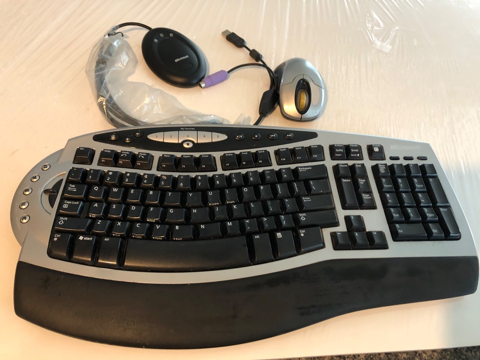 Microsoft wireless comfort keyboard  1.0A w/mouses