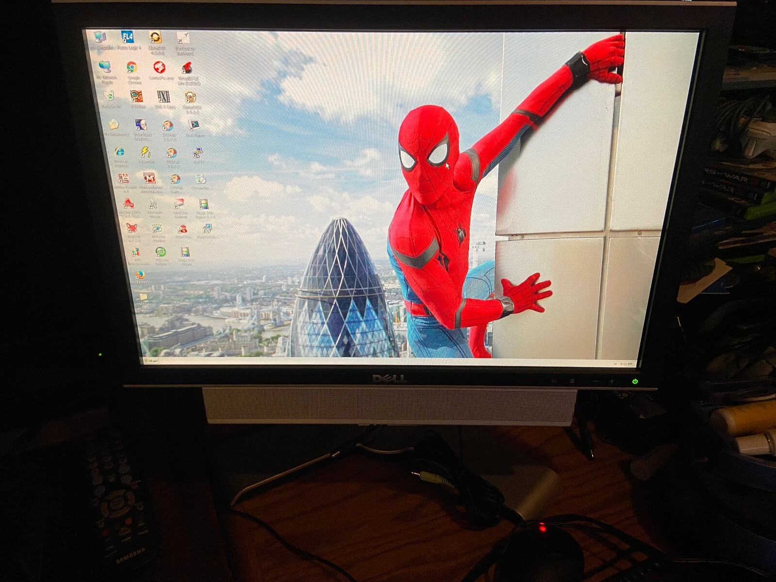 Dell Ultrasharp 20" Widescreen 2009Wt Monitor 1680x1050 + Sound Bar + Stand