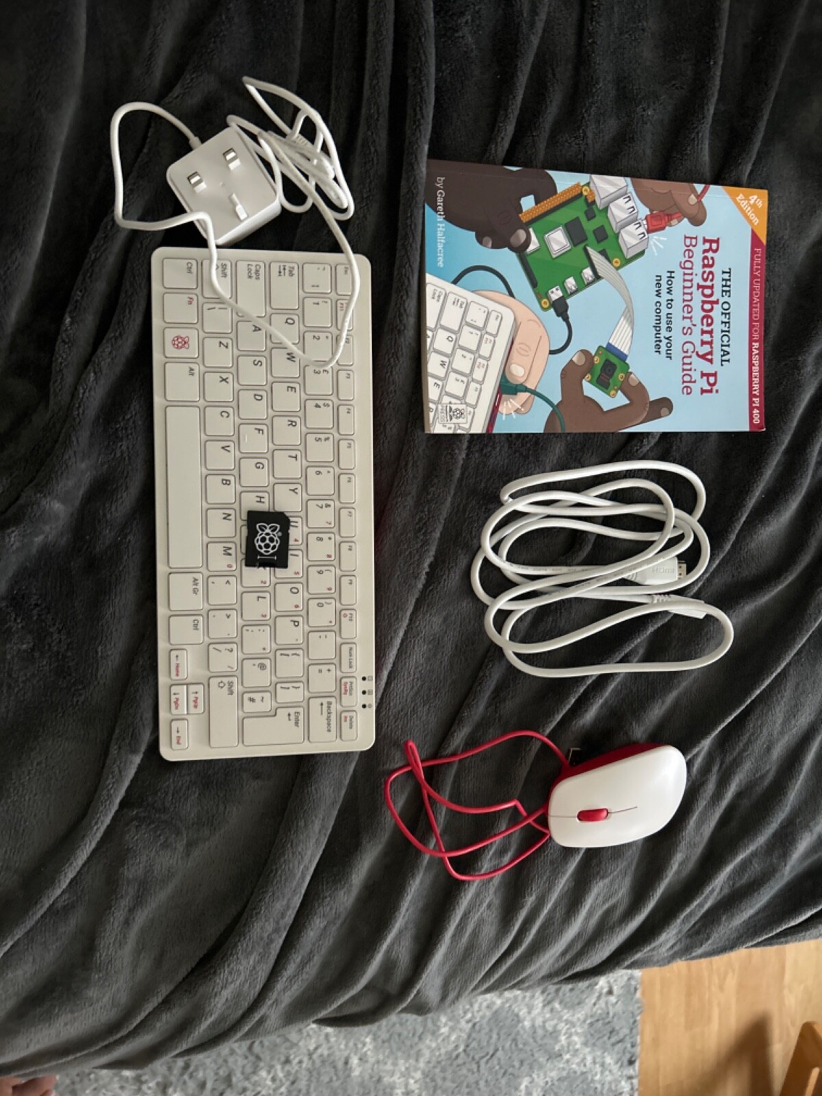 Raspberry Pi 400 Kit (microSD, Broadcom BCM2711, 1.80 GHz, 4GB, US layout)...