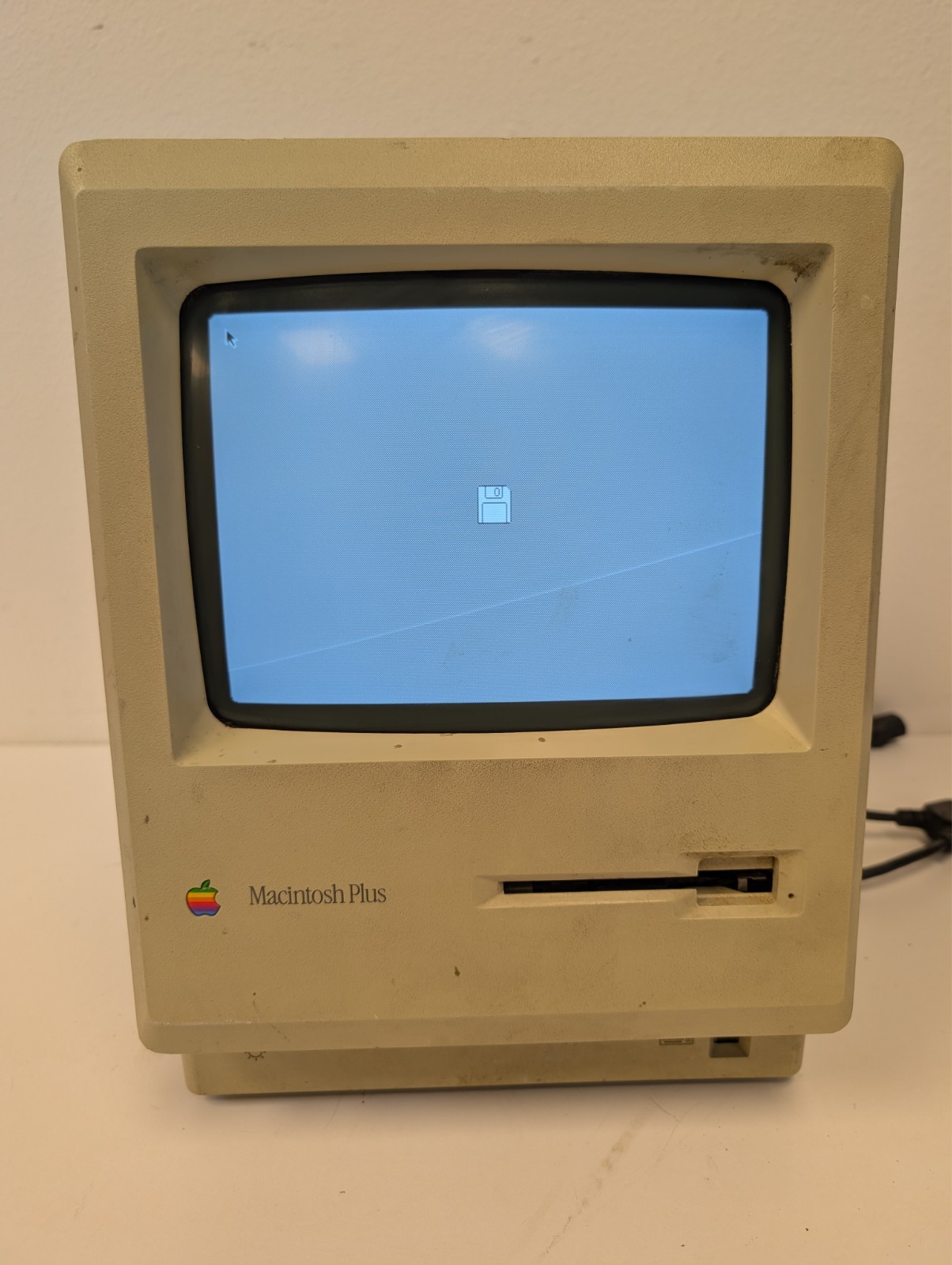 Vintage Apple Macintosh Plus 1MB Computer M0001A - *POWERS ON*