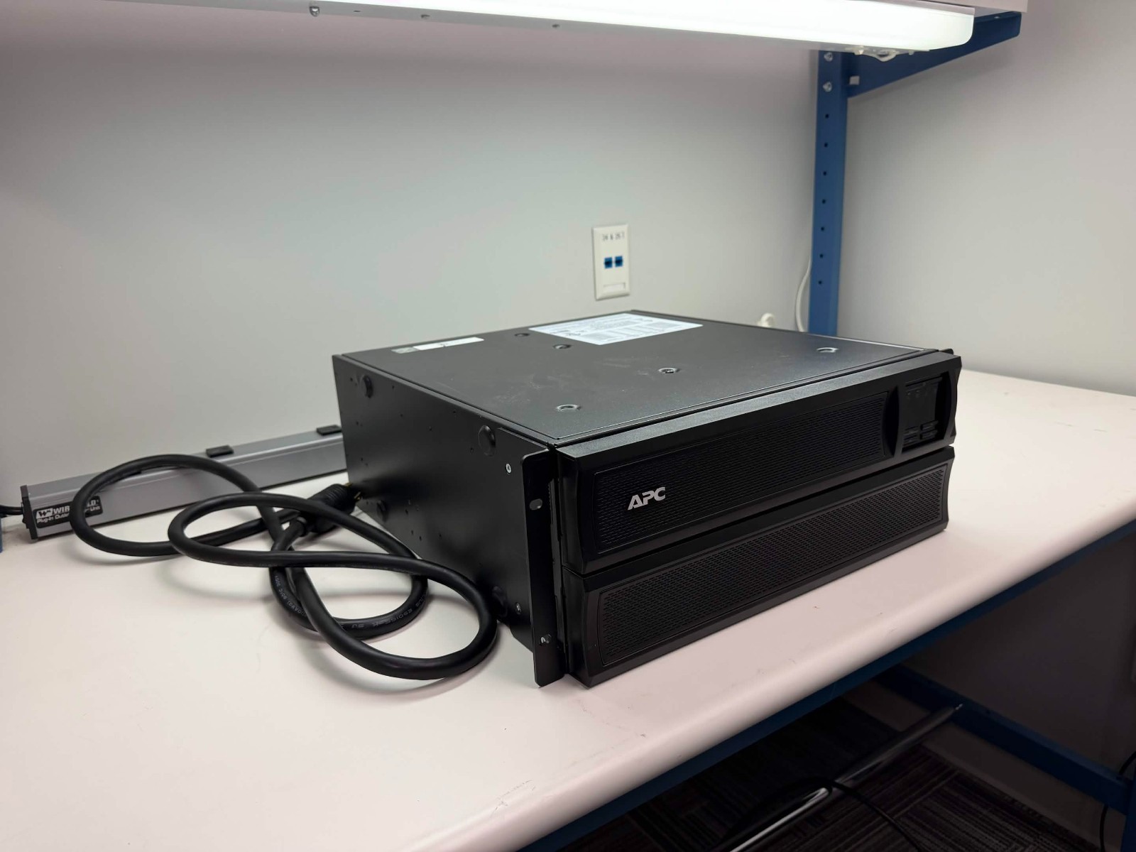 APC SMX3000LVNC Smart-UPS X 3000VA 2700W 120V Rack/Tower 2U UPS.