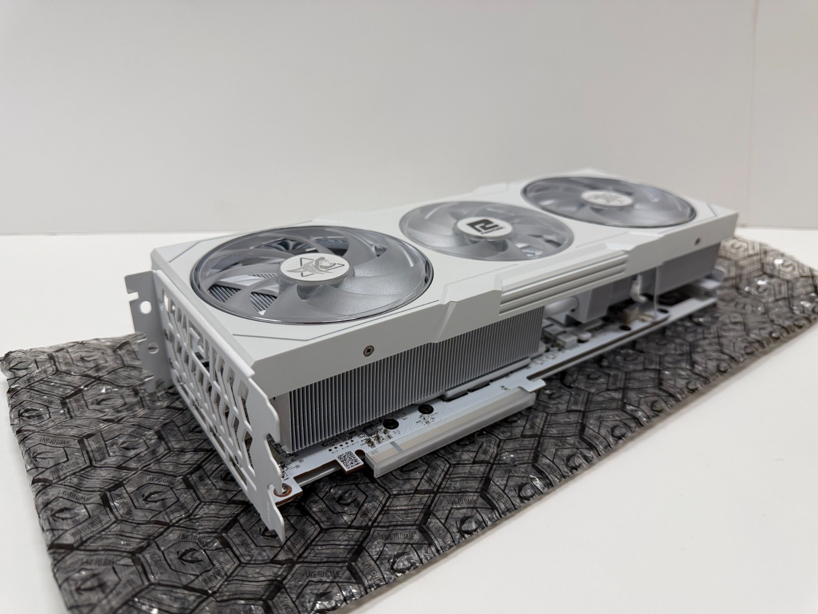 PowerColor Hellhound Spectral White AMD Radeon RX7900XT Graphics Card 20GB GDDR6
