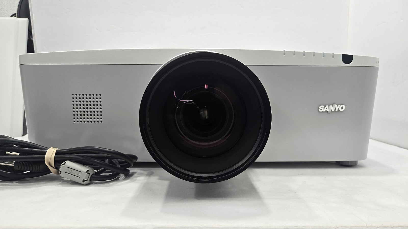 Sanyo PLC-ZM5000L Home Cinema Projector - 5000 Lumens - Works Great - 8/10