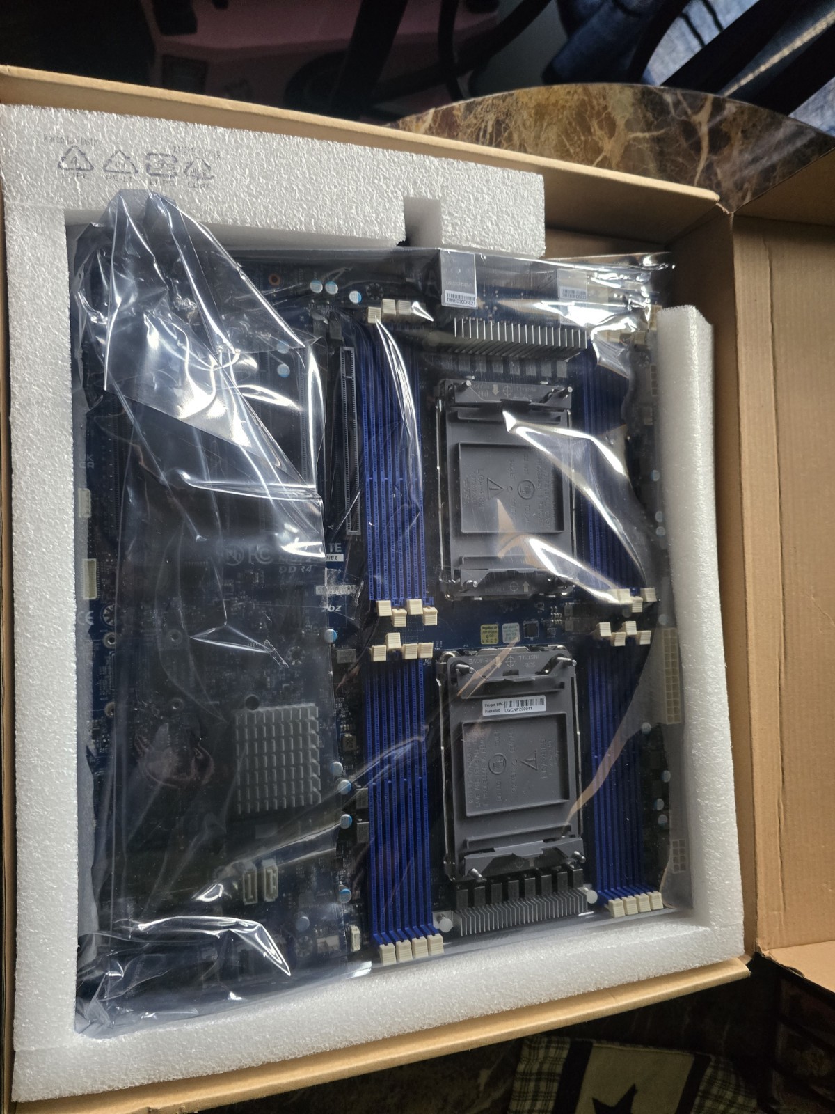 GIGABYTE MD72-HB1 Server SSI EEB AMD SP3 DDR4 16 DIMM Dual LAN