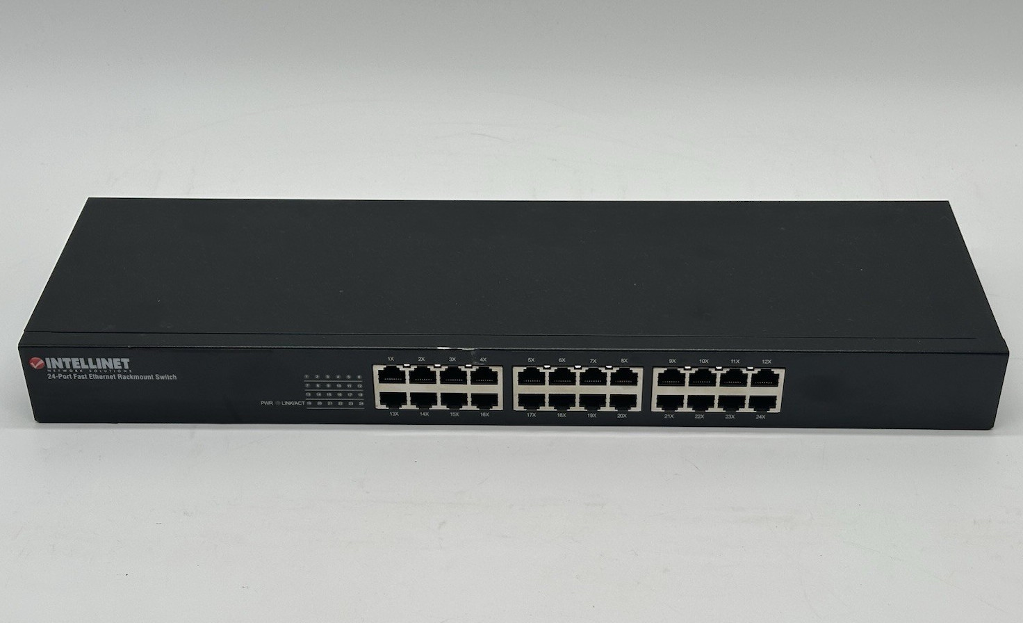 Intellinet 24-port Fast Ethernet Rackmount Switch (520416/Rev,1) No Charger