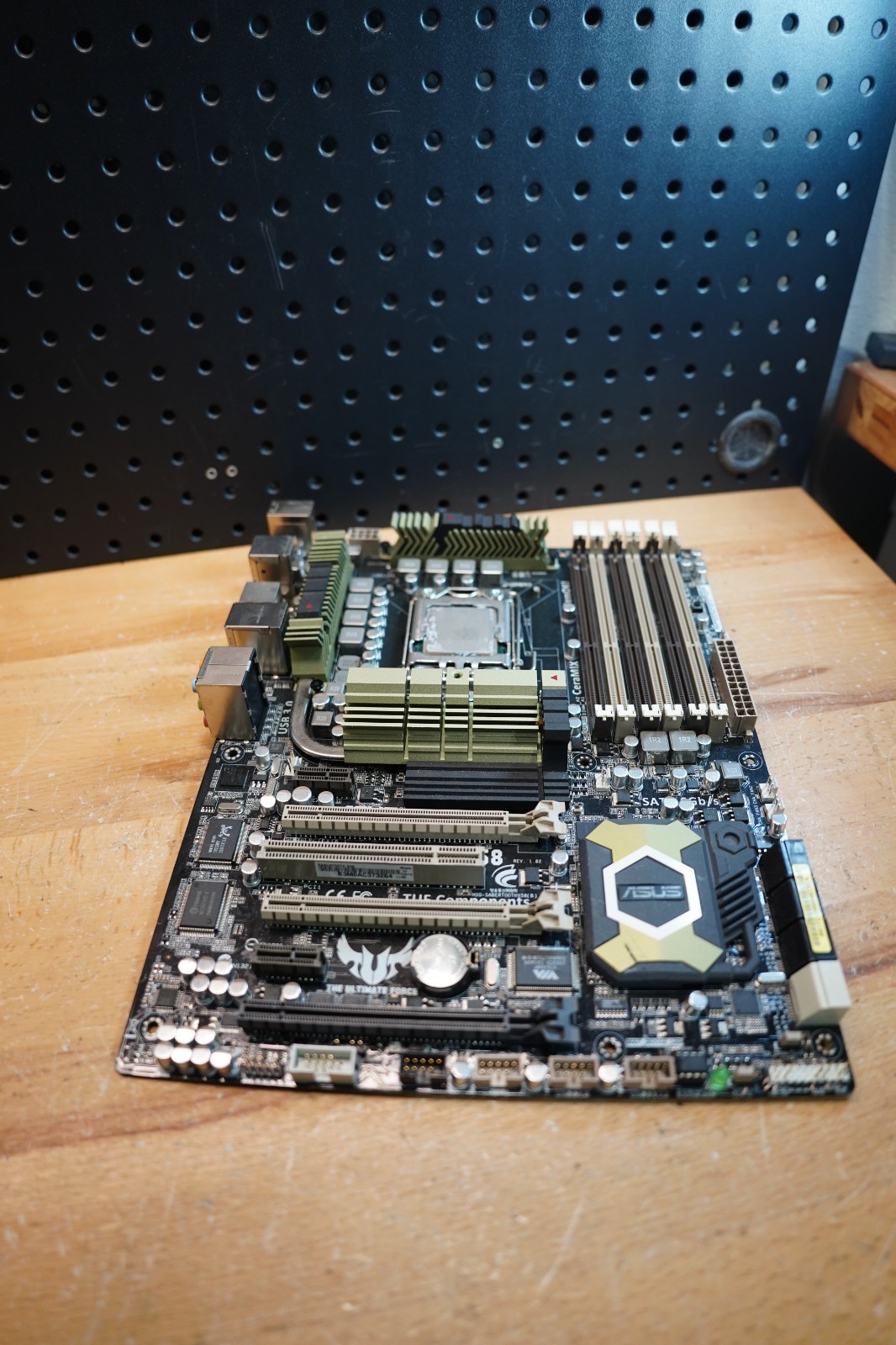(H) ASUS Sabertooth X58 LGA1366 ATX DDR3 Motherboard with CPU Installed