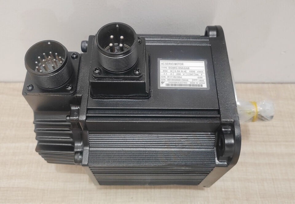1PCS New Yaskawa SGMG-09A2AB Servo Motor fedex or DHL