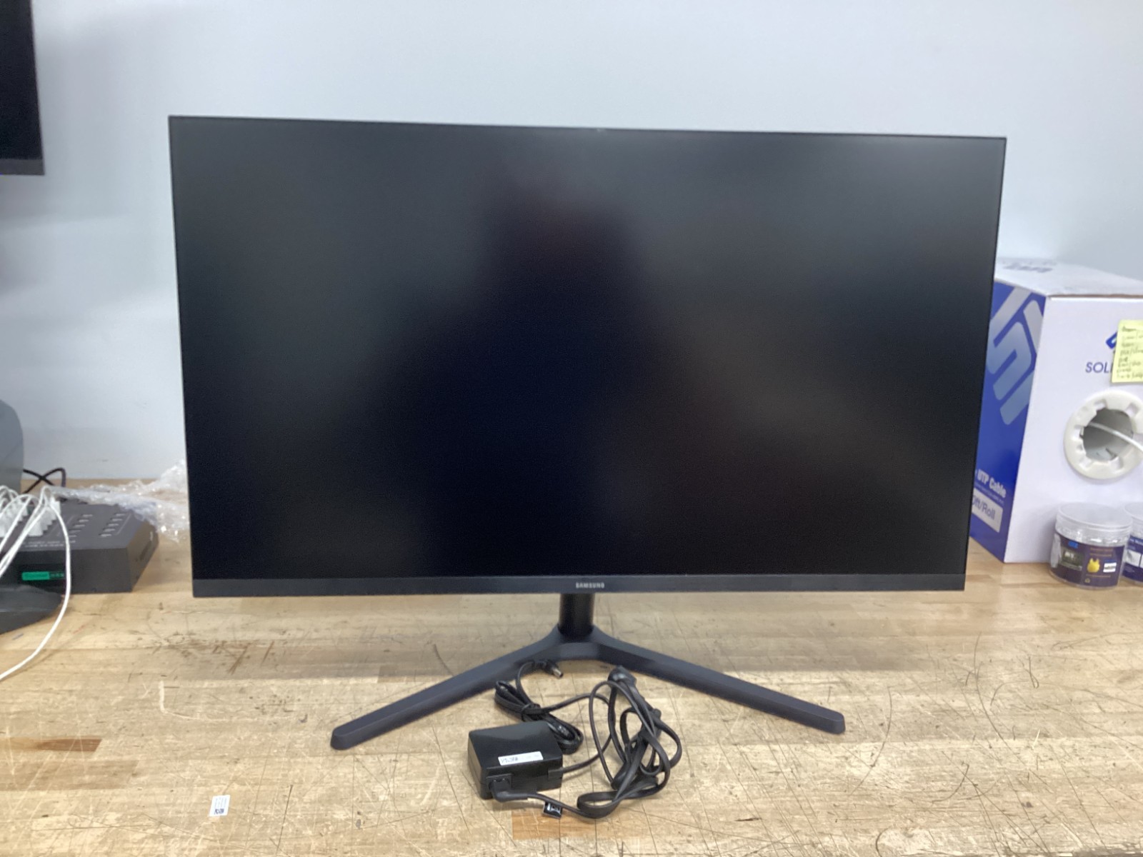 SAMSUNG Essential Monitor w/ Borderless Design 32" Black S3-32 Open Box