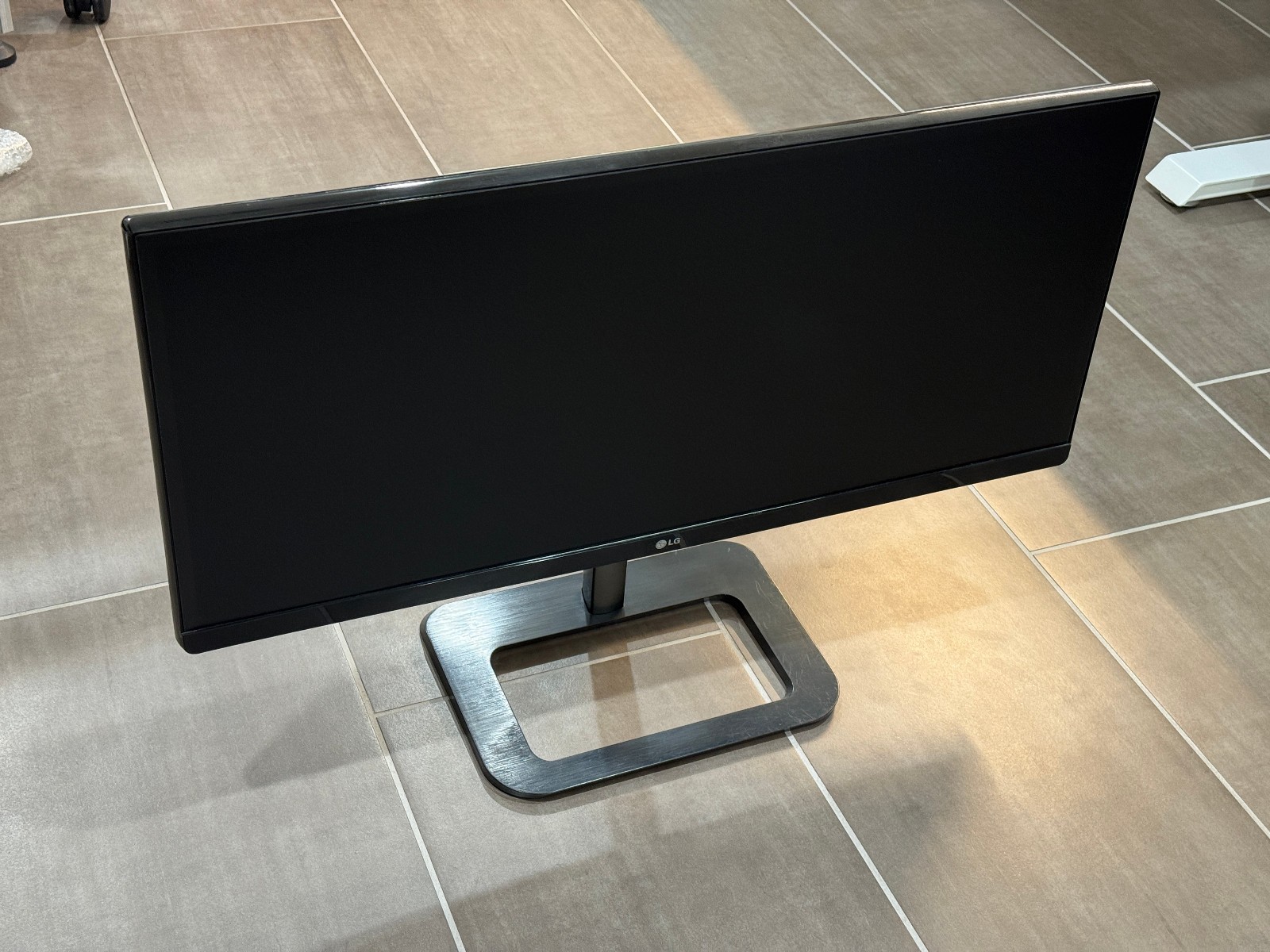 LG 29" Ultrawide 21:9 IPS LCD Monitor with Built-In Speakers and Stand 29UB65-P