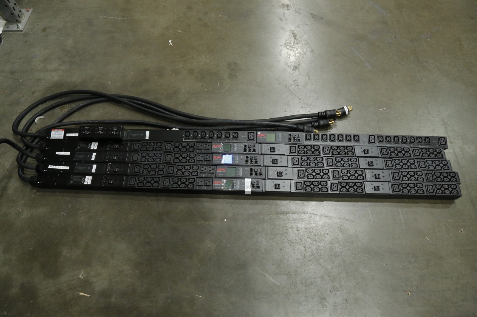 LOT of 5 APC AP8865 / AP8965 L21-30P Rack PDU C13, C19, 5-20R 208V 3 phase, 30A