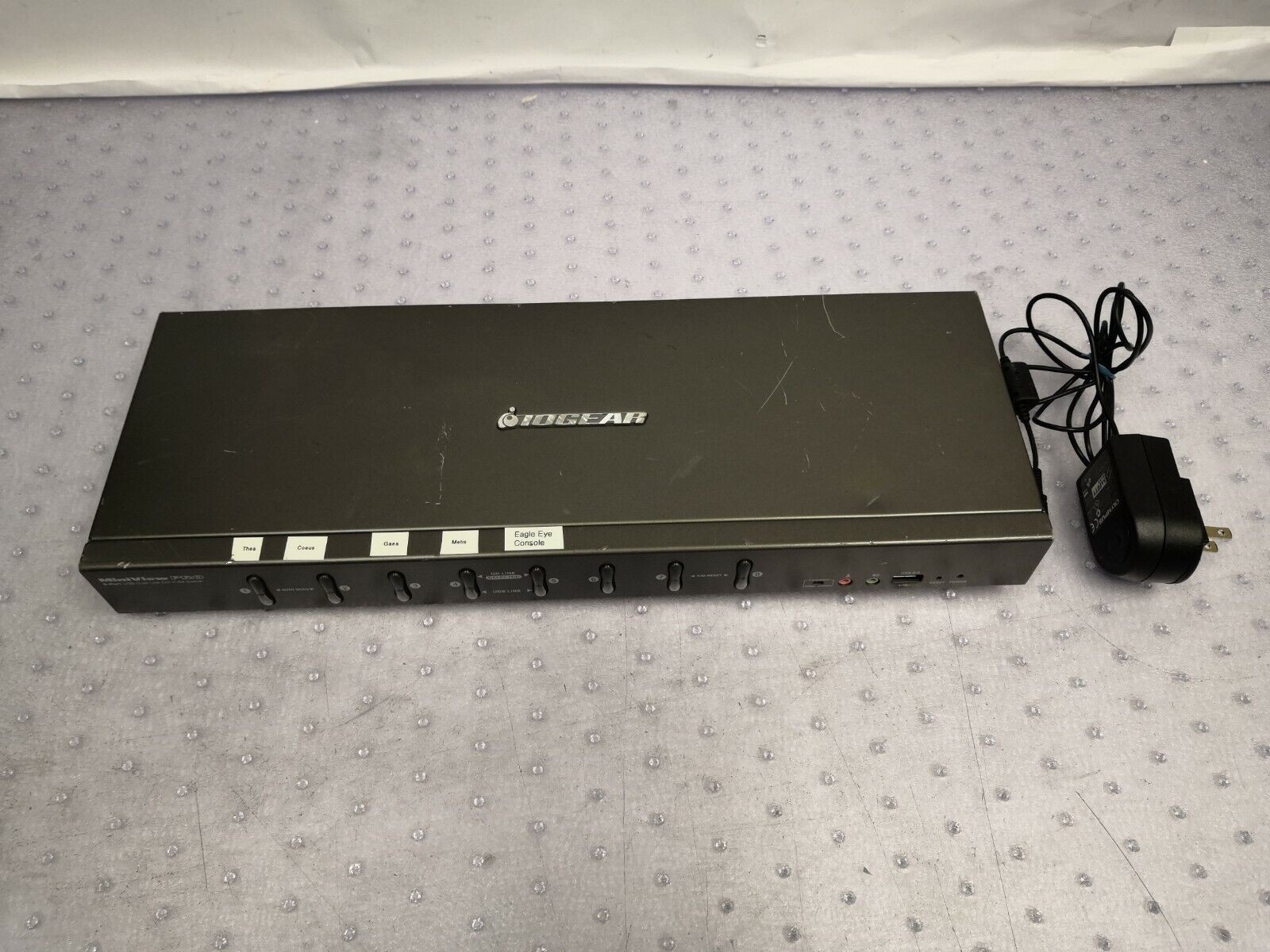  IOGear 8-Port USB dual-link DVI KVM Switch with VGA Support GCS1208 W/ AC 