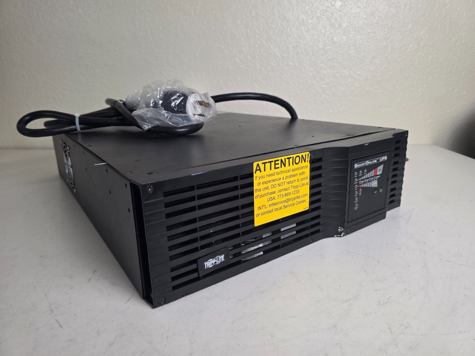 Tripp Lite SU3000RTXL3U  2400W UPS Smart  208 input 208V 120V Tested No Batts
