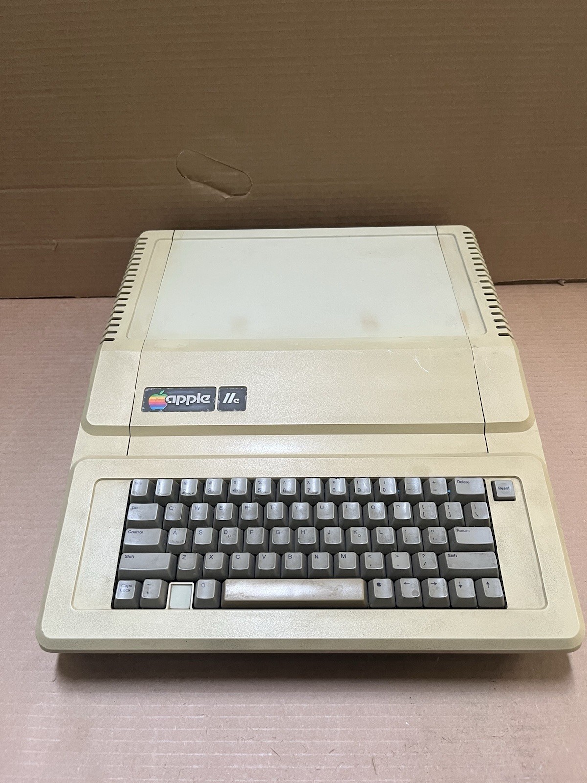 Apple IIe Vintage Home Computer A2S2064 Apple Computer Model IIe untested