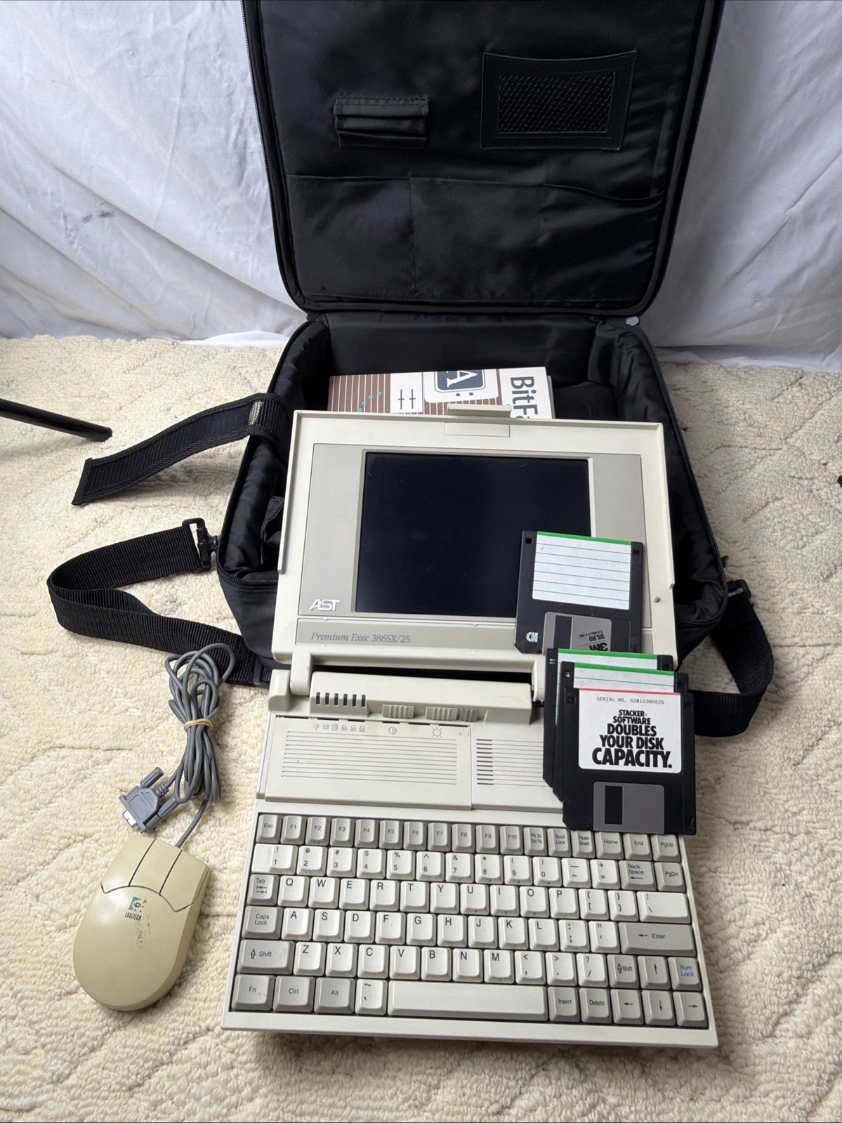 AST Premium Exec 386SX/25 Vintage Laptop For parts.  Broken Screen Hinge