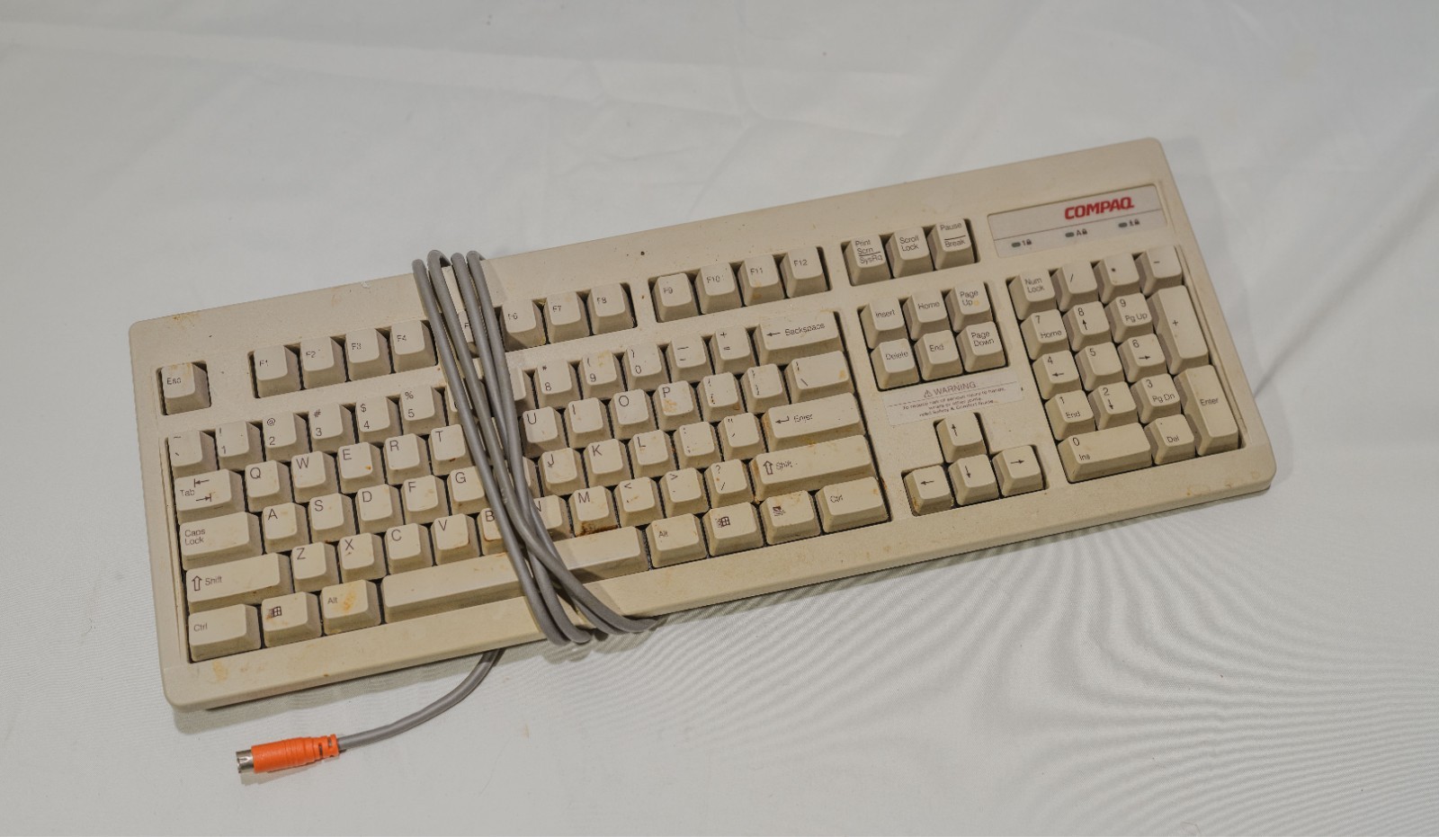 Vintage beige Compaq RT101 PS/2 computer keyboard. RT6656TW tested