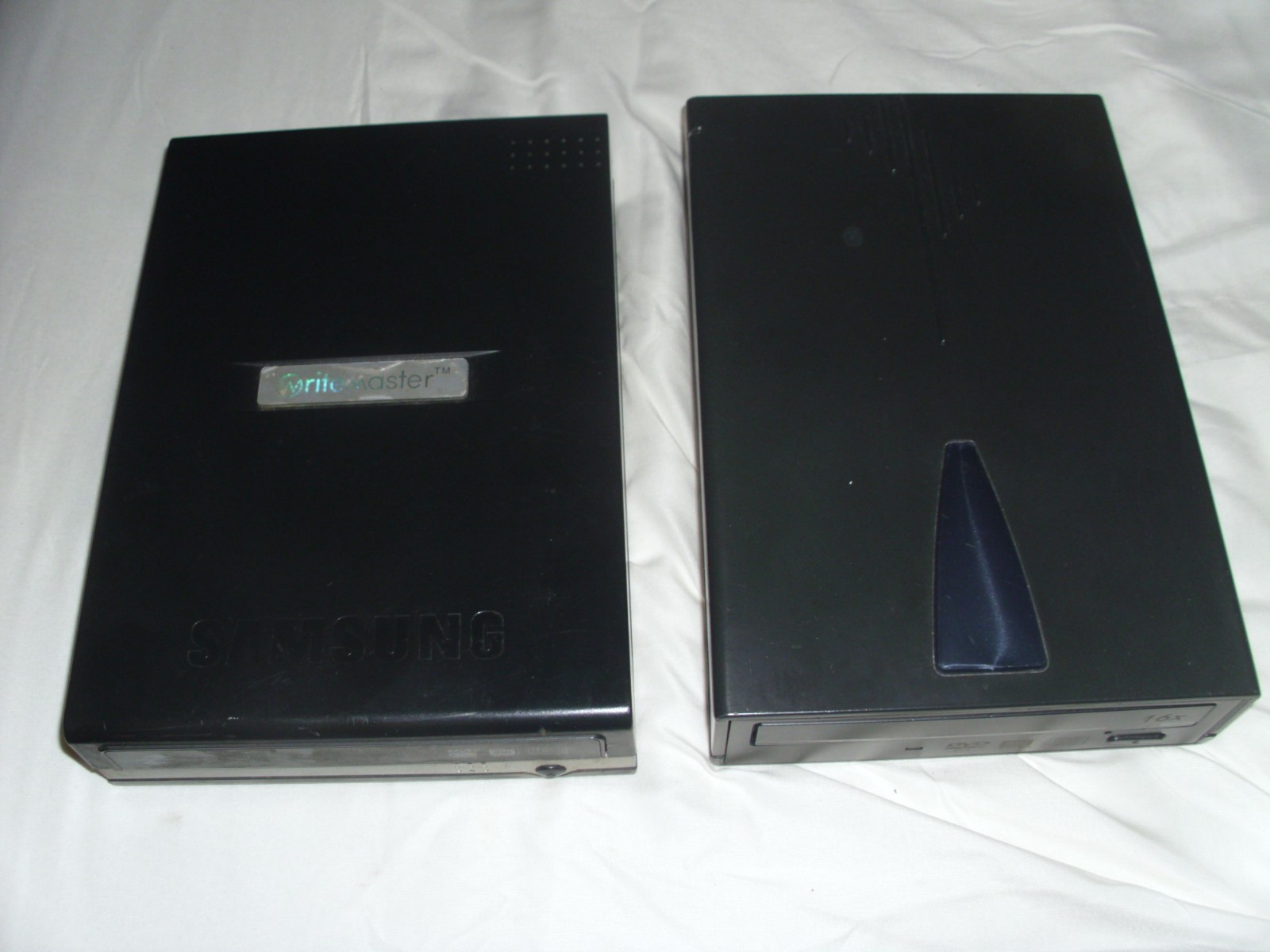 Lot of 2 Ext. Hard Drives, Samsung WRITEMASTER SE-S184 & Magicspin DVDRW 1016UI
