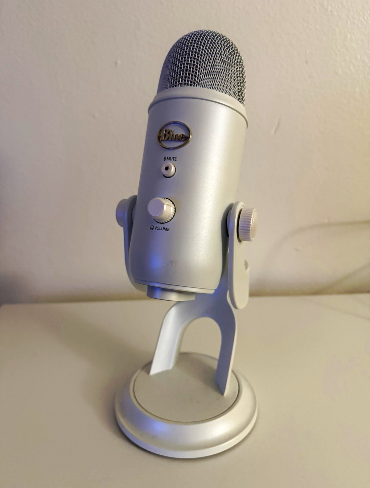 Logitech Blue Yeti USB Microphone White w/ Stand