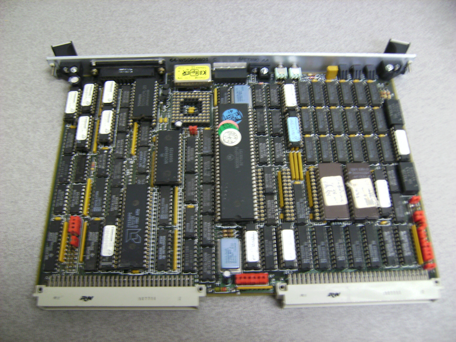 MOTOROLA MVME117-4 VMEBUS 12.5MHZ MC68010 PROCESSOR 512KB OF DUAL PORTED 