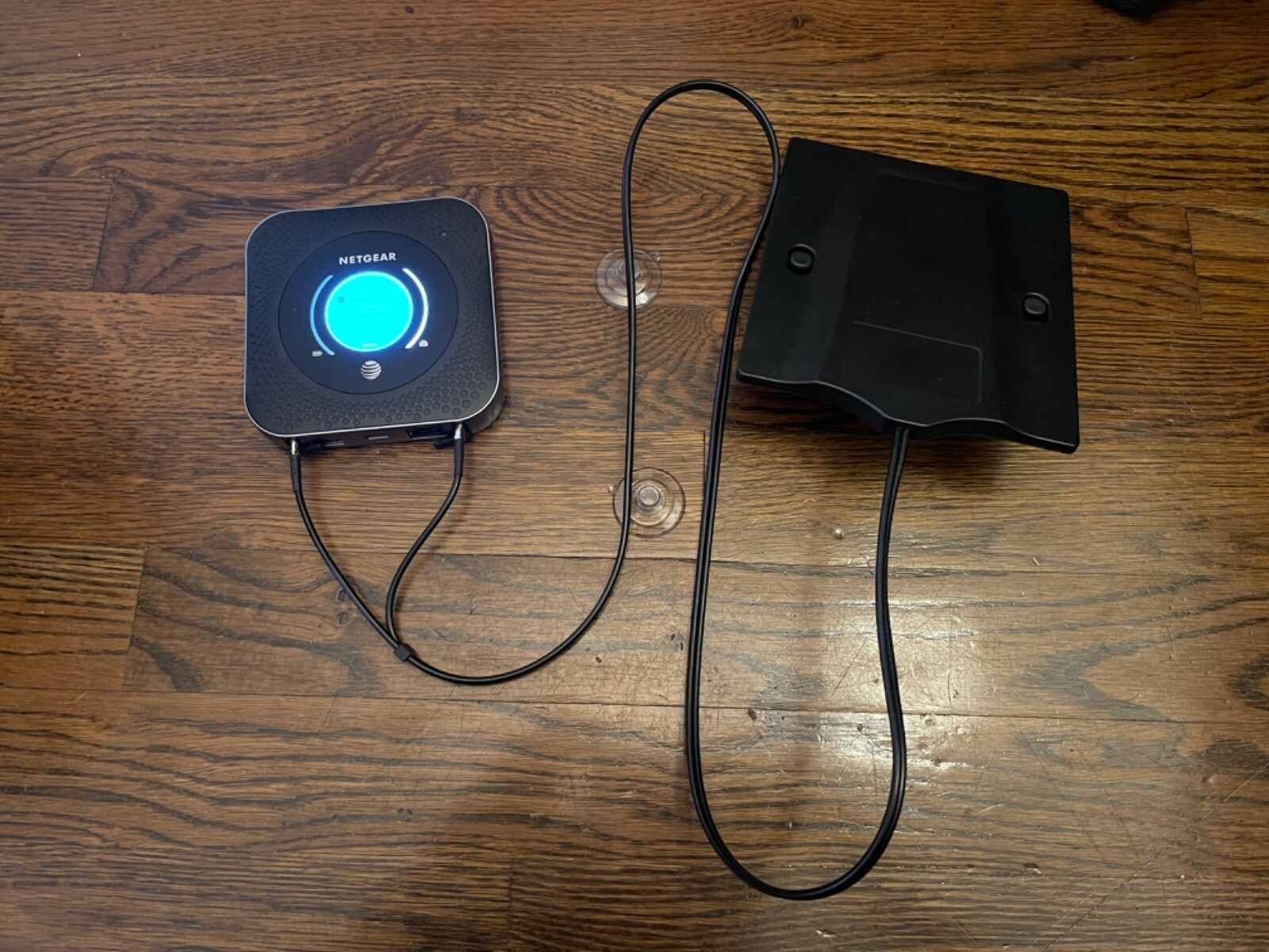 NETGEAR MR1100 Mobile Hotspot Router - Black (AT&T) + Antennas