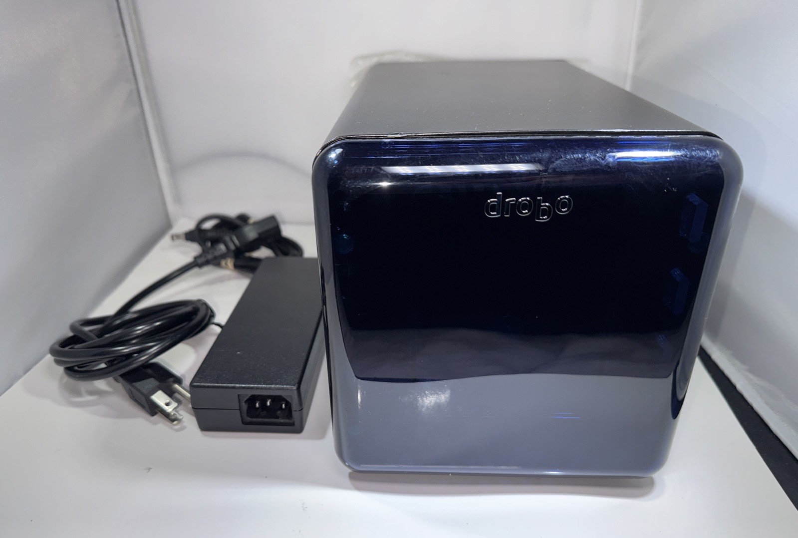 Drobo (3rd Gen) with 4 bays and USB 3.0 (DDR3-A; 922-00001-001) Powers On, Read