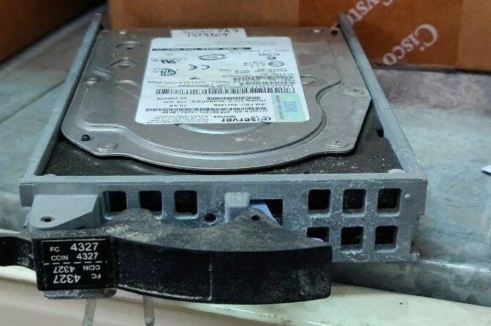 IBM FC 4327 39J1296 / 71P7421 70GB 15K U320 SCSI 3.5” Hard Disk Drive with caddy