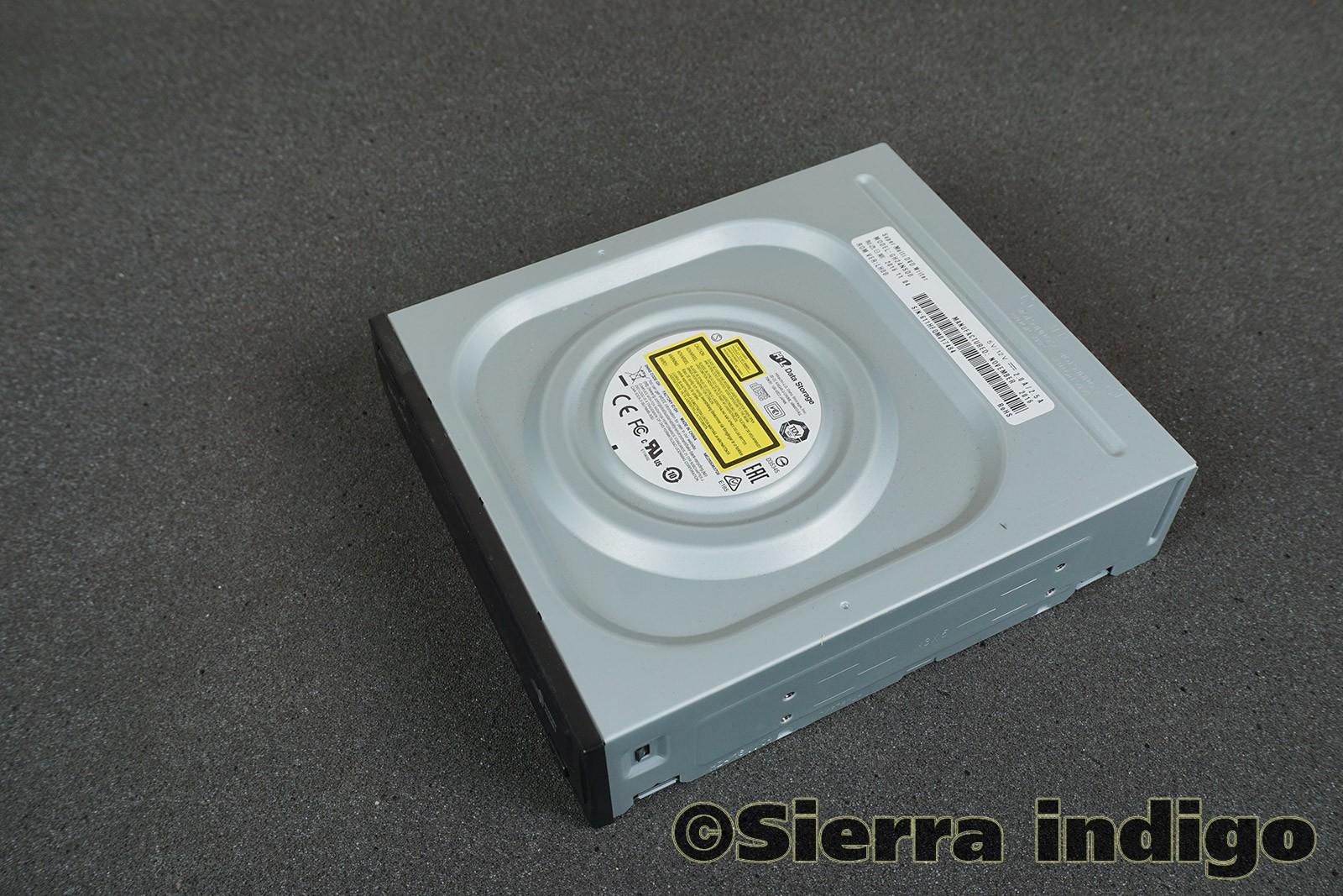 GH24NSD0 Hitachi-LG Black SATA DVD-RW Disk Drive