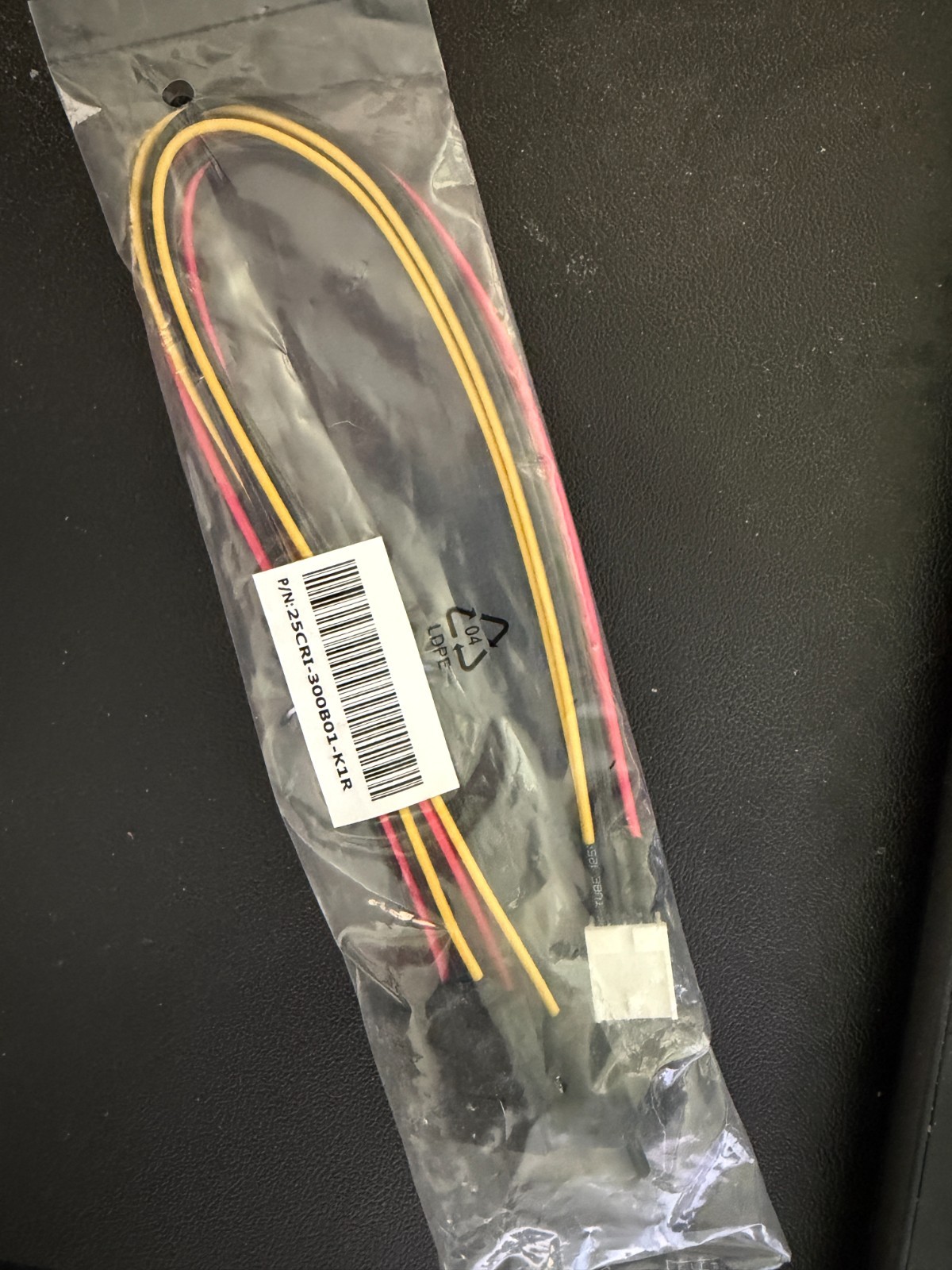 GIGABYTE 4-PIN TO 2X SATA POWER CONNECTORS CABLE 25CRI-300B01-K1R