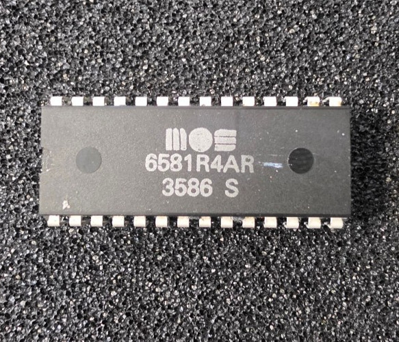 MOS 6581 R4AR (3586) Commodore 64 SID -=TESTED=-