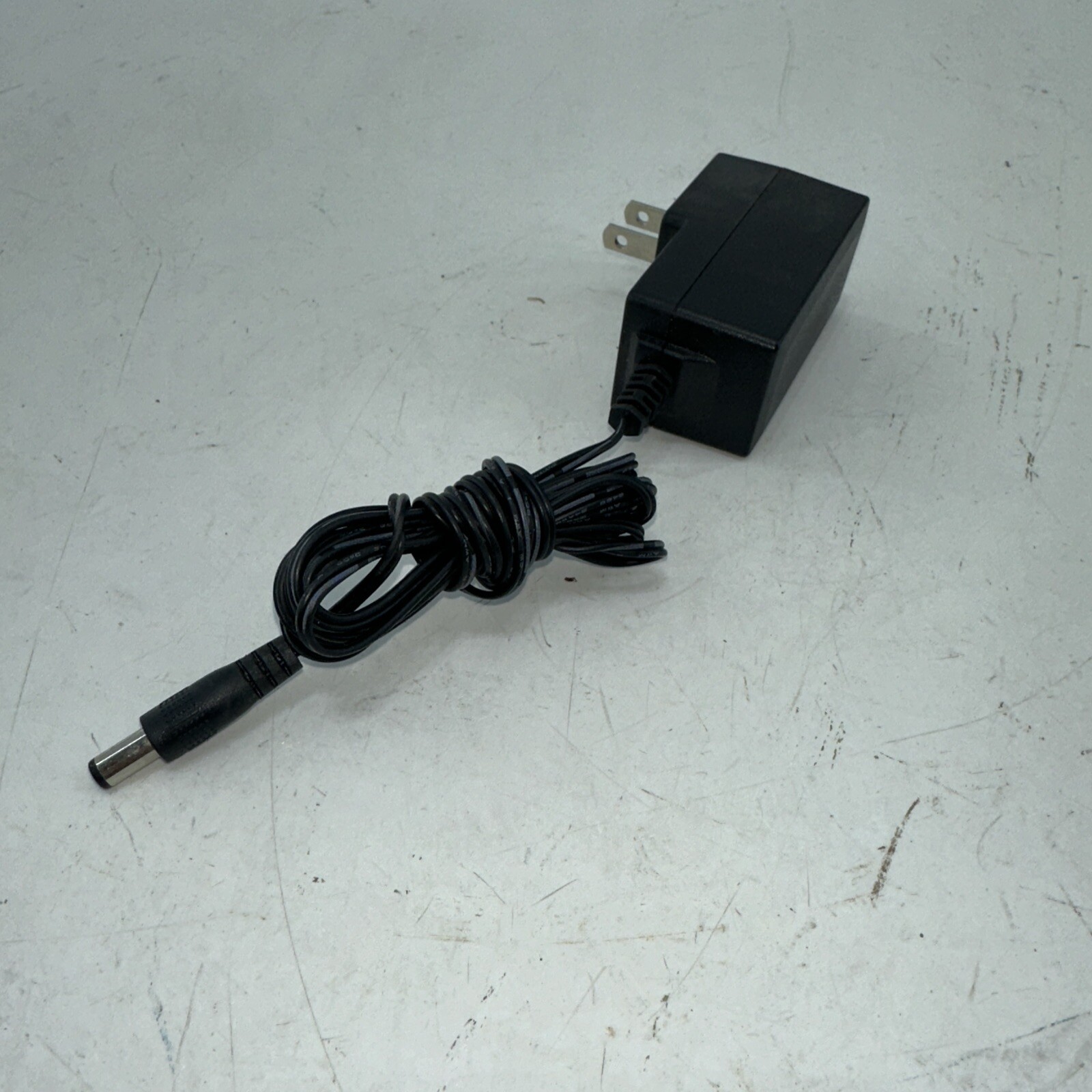 Shenzhen Heweishun Network Model TEA09U-09060 Switching Adapter Charger 9V