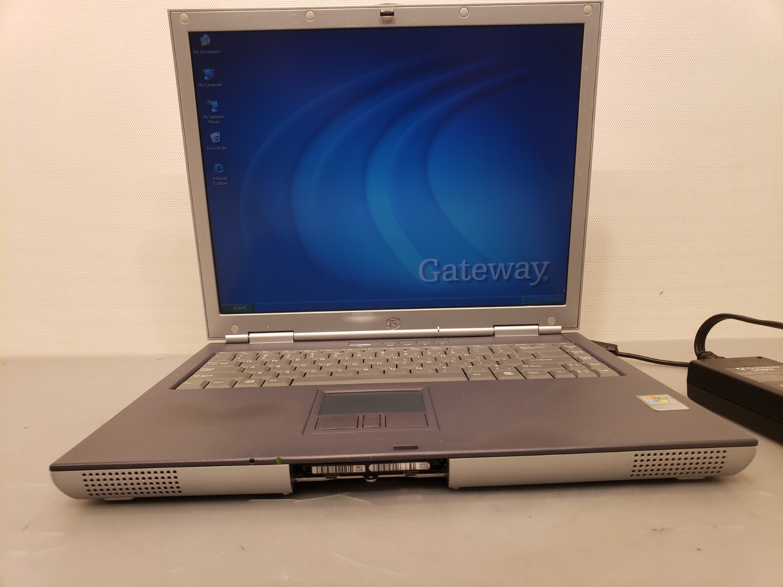 Gateway 450SX4 15" Laptop Pentium 4 1.6GHz 512MB RAM 60GB HDD, Windows XP **READ