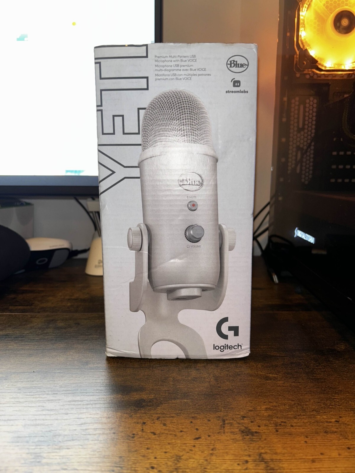 Logitech for Creators Blue Yeti Premium USB Gaming Microphone for Streaming, PC,