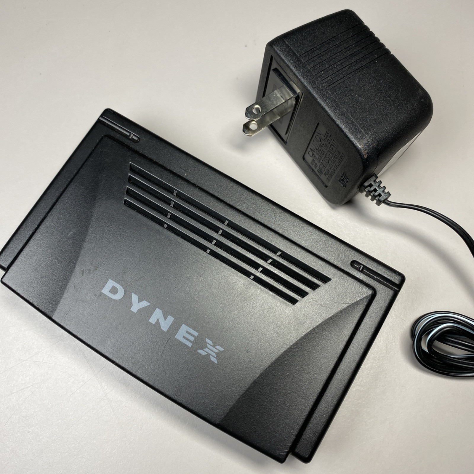 DYNEX DX-ESW8 VERSION 1.0;  10/100 FAST 8-PORT ETHERNET SWITCH & POWER ADAPTER