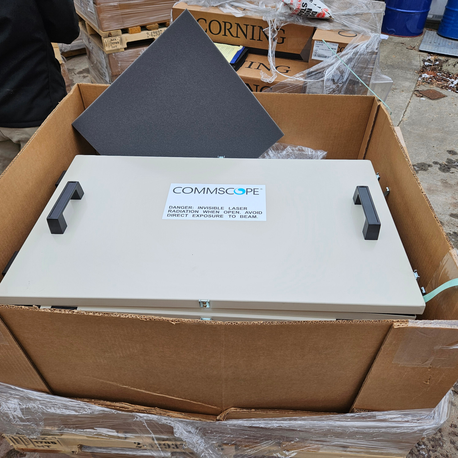 CABINET FIBER OPTIC ENTRANCE WALL MOUNT Commscope 6 Drawer FEC288